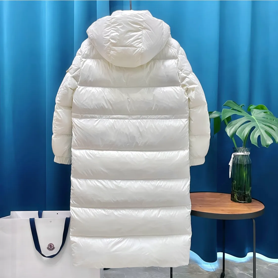 P800 Moncler ➡️Male Maire long down jacket for women, the best to keep out the cold! Yuhuang Winter Extra Long Hooded Down Jacket There are thousands of styles of down jackets. As the king at the pinnacle of the down industry, Yuhuang Family will be included in the key repurchase list every year!  Because no matter how cold the wind is and the cold is unbearable, Yuhuang will always accompany you to give you warmth and resist the cold wave!  Made of pure European standard 90% goose down + 10% feathers. Real European standard goose down🦢 When you get the clothes, you can feel the filling and fullness of the down jacket. It is really not on the same level as the market products... The down content is the highest level in the industry. The raw materials are well invested. The best neck down on the goose is selected. The down is light, thin, soft and warm. It is very healing, comfortable and breathable, and as warm as a lover’s hug!  The shiny fabric design is noble and elegant, highlighting the texture! If you touch it with your fingers, you will definitely be conquered by its invincible texture, which is fluffy but not bloated! Everything is Yuhuang’s craftsmanship. Highly praised. It’s extremely eye-catching!