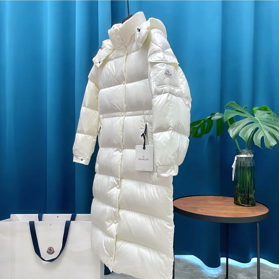 P800 Moncler ➡️Male Maire long down jacket for women, the best to keep out the cold! Yuhuang Winter Extra Long Hooded Down Jacket There are thousands of styles of down jackets. As the king at the pinnacle of the down industry, Yuhuang Family will be included in the key repurchase list every year!  Because no matter how cold the wind is and the cold is unbearable, Yuhuang will always accompany you to give you warmth and resist the cold wave!  Made of pure European standard 90% goose down + 10% feathers. Real European standard goose down🦢 When you get the clothes, you can feel the filling and fullness of the down jacket. It is really not on the same level as the market products... The down content is the highest level in the industry. The raw materials are well invested. The best neck down on the goose is selected. The down is light, thin, soft and warm. It is very healing, comfortable and breathable, and as warm as a lover’s hug!  The shiny fabric design is noble and elegant, highlighting the texture! If you touch it with your fingers, you will definitely be conquered by its invincible texture, which is fluffy but not bloated! Everything is Yuhuang’s craftsmanship. Highly praised. It’s extremely eye-catching!