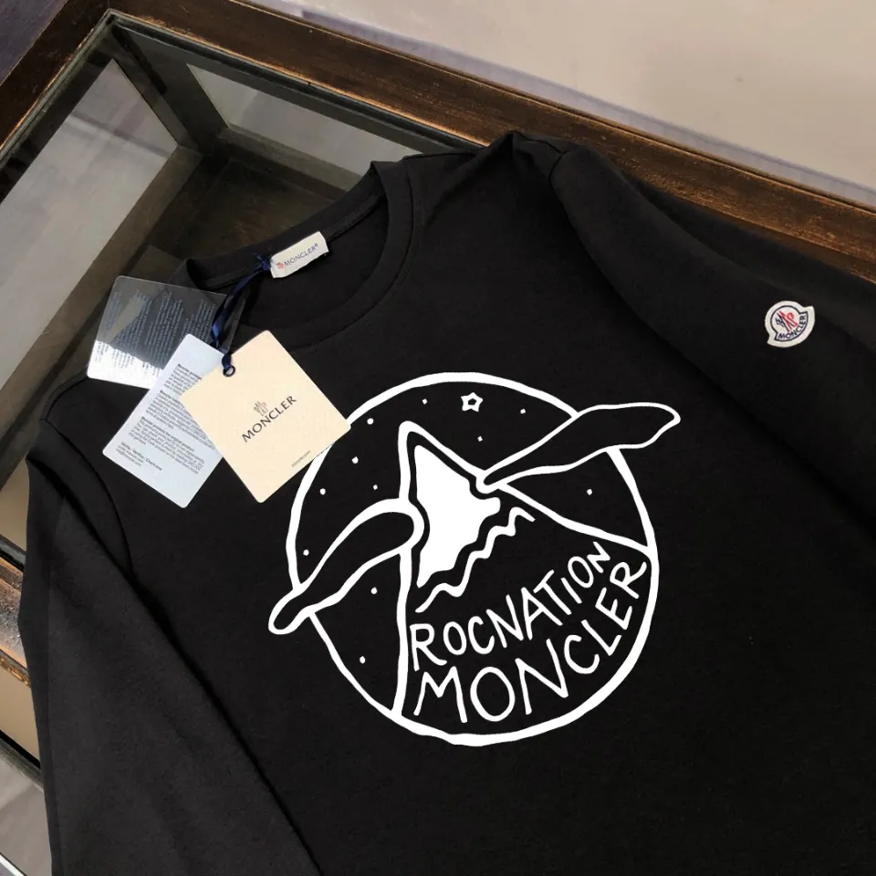 P180, a non-off-the-shelf model, you can trust it. Moncler printed long-sleeved T-shirt, 240g breathable cotton fabric, very soft and comfortable texture, does not shrink, does not deform, does not ball), can be worn alone as a base layer. Original customized accessories, collar label, care mark, hangtag, packaging (perfect details) Color: White Black Size: XS S M L