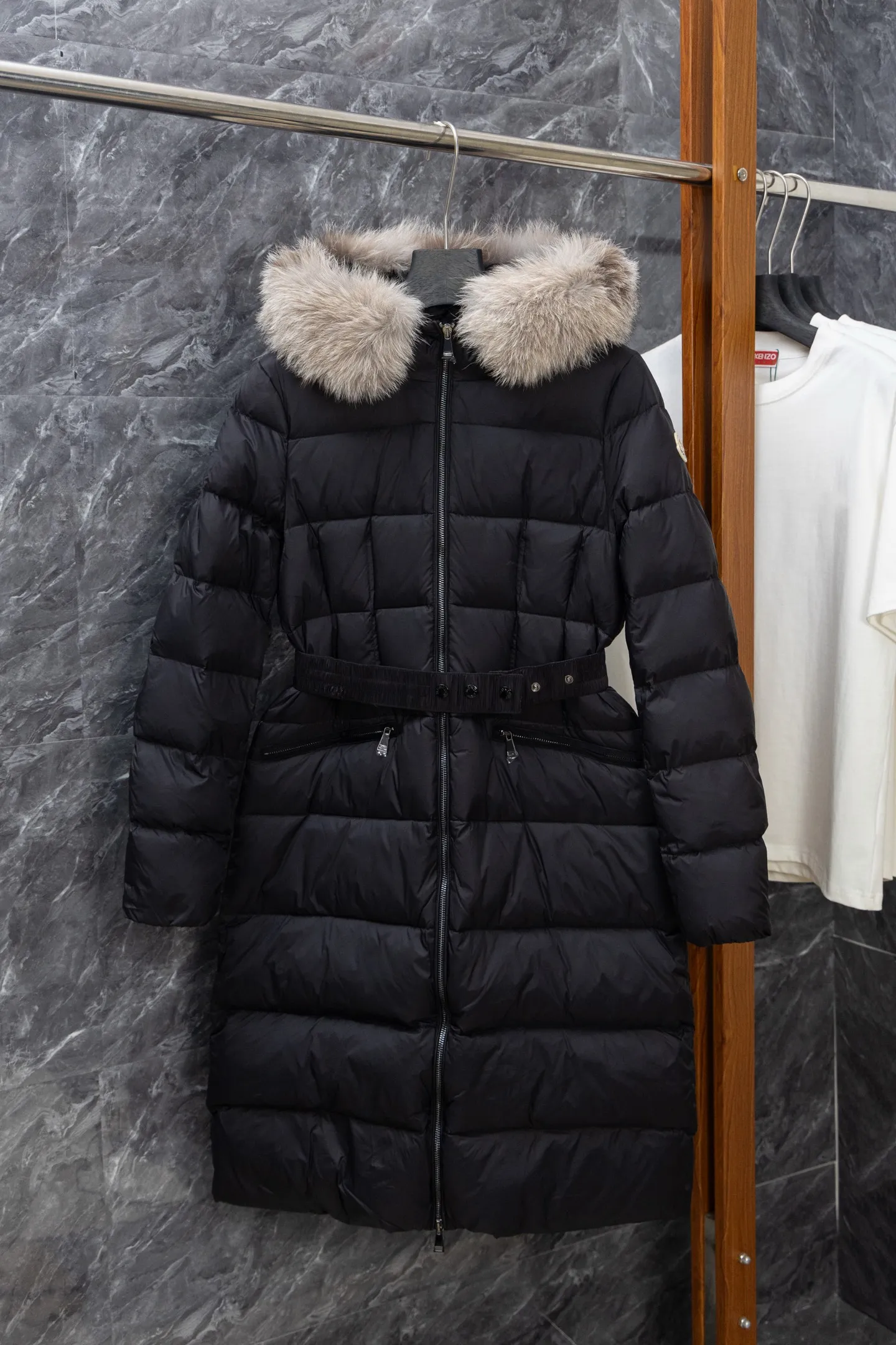 P1140 Model No. J0176 MONCLER Boed series mid-length waisted down jacket. Made of 340 grams of down-filling goose down. Thousand-needle embroidery is used. The original order is customized with 1:1 smooth and delicate lines. Better hand feel. Not easy to deform. Not easy to shrink. Not easy to fade. Maintains long-lasting beauty. Color Black White Size S-XL