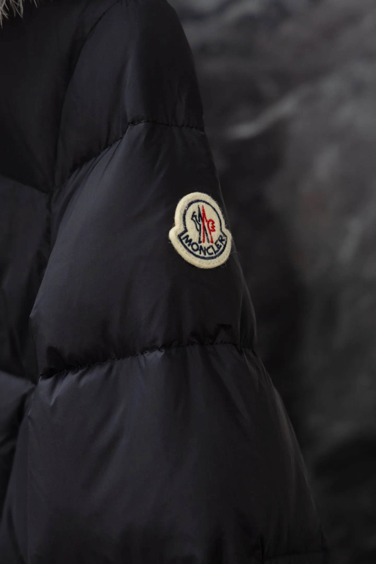 P1140 Model No. J0176 MONCLER Boed series mid-length waisted down jacket. Made of 340 grams of down-filling goose down. Thousand-needle embroidery is used. The original order is customized with 1:1 smooth and delicate lines. Better hand feel. Not easy to deform. Not easy to shrink. Not easy to fade. Maintains long-lasting beauty. Color Black White Size S-XL