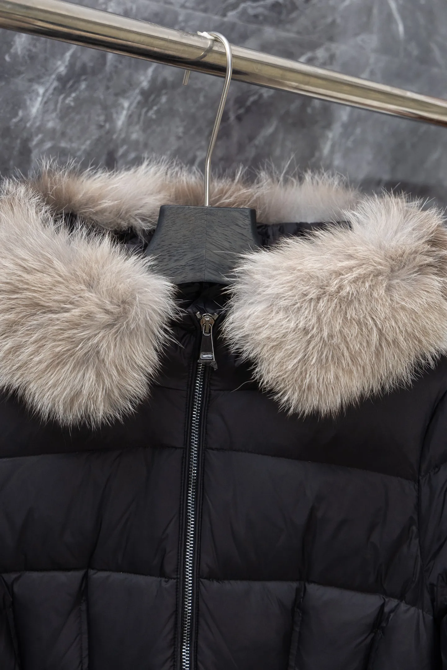 P1140 Model No. J0176 MONCLER Boed series mid-length waisted down jacket. Made of 340 grams of down-filling goose down. Thousand-needle embroidery is used. The original order is customized with 1:1 smooth and delicate lines. Better hand feel. Not easy to deform. Not easy to shrink. Not easy to fade. Maintains long-lasting beauty. Color Black White Size S-XL