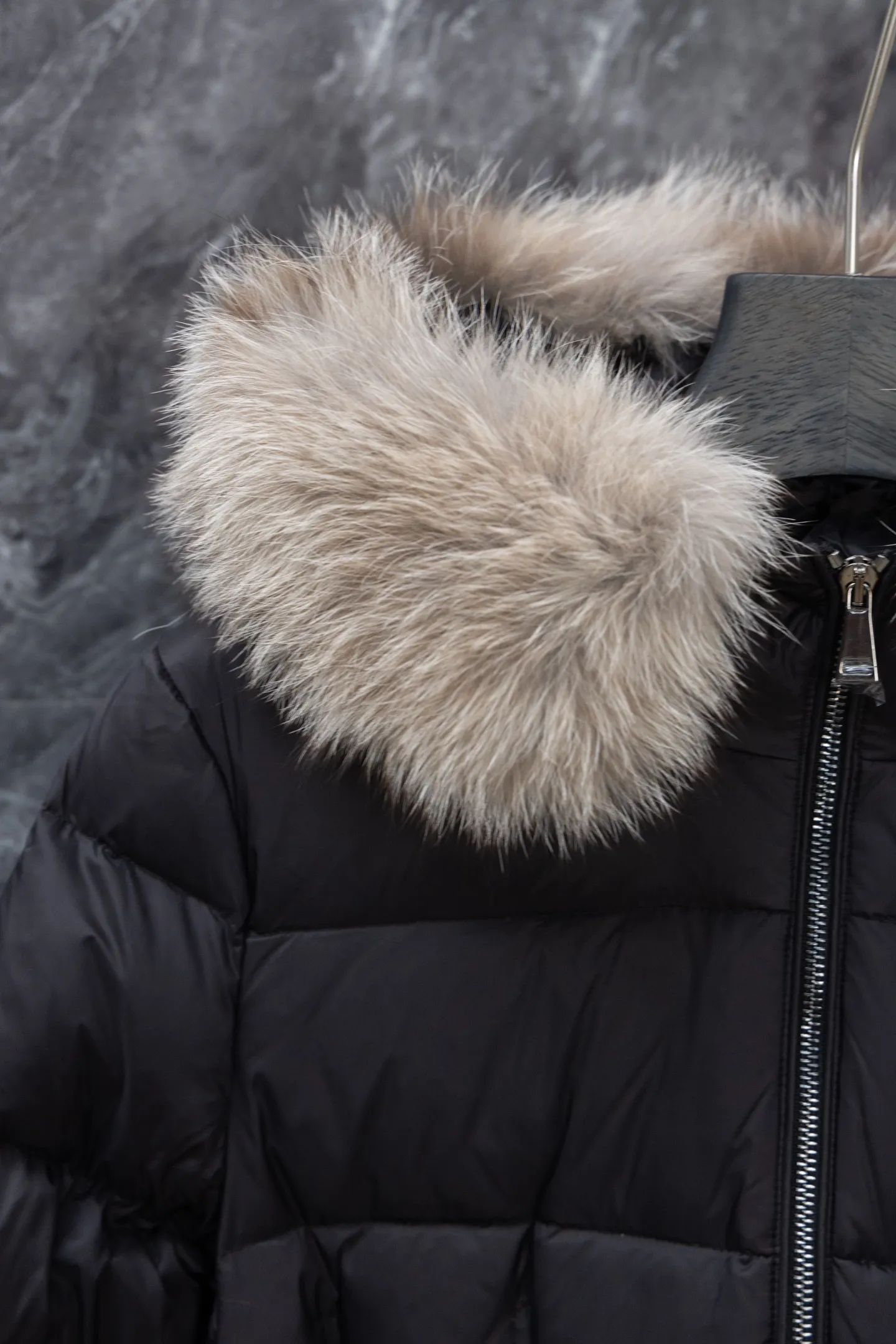 P1140 Model No. J0176 MONCLER Boed series mid-length waisted down jacket. Made of 340 grams of down-filling goose down. Thousand-needle embroidery is used. The original order is customized with 1:1 smooth and delicate lines. Better hand feel. Not easy to deform. Not easy to shrink. Not easy to fade. Maintains long-lasting beauty. Color Black White Size S-XL