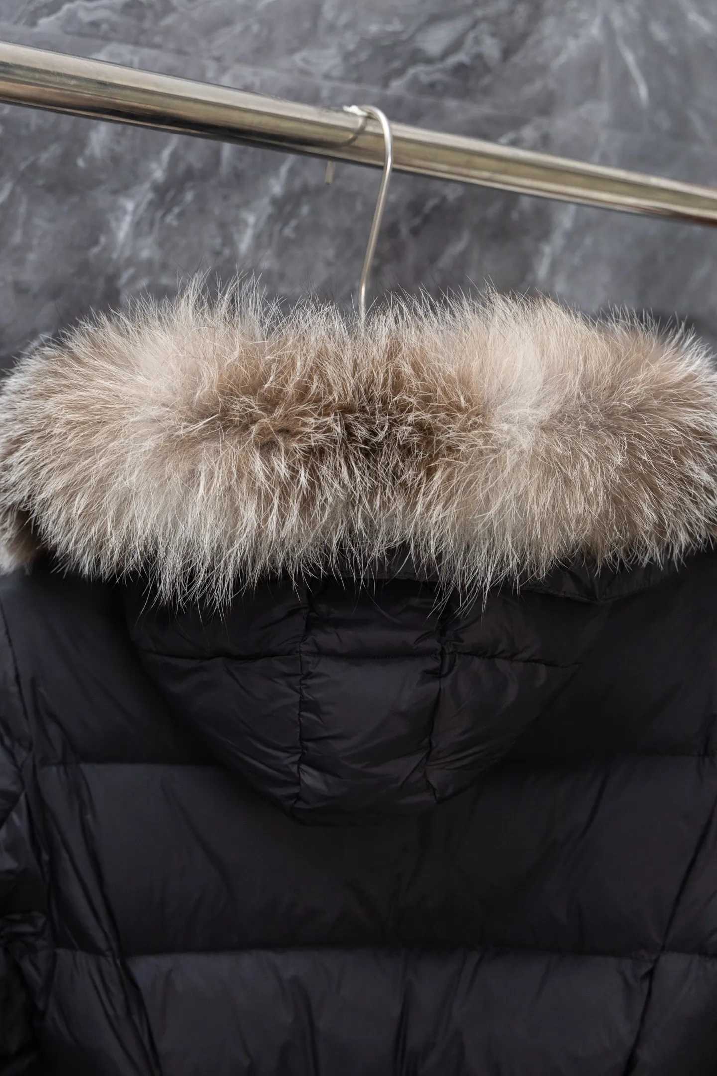 P1140 Model No. J0176 MONCLER Boed series mid-length waisted down jacket. Made of 340 grams of down-filling goose down. Thousand-needle embroidery is used. The original order is customized with 1:1 smooth and delicate lines. Better hand feel. Not easy to deform. Not easy to shrink. Not easy to fade. Maintains long-lasting beauty. Color Black White Size S-XL