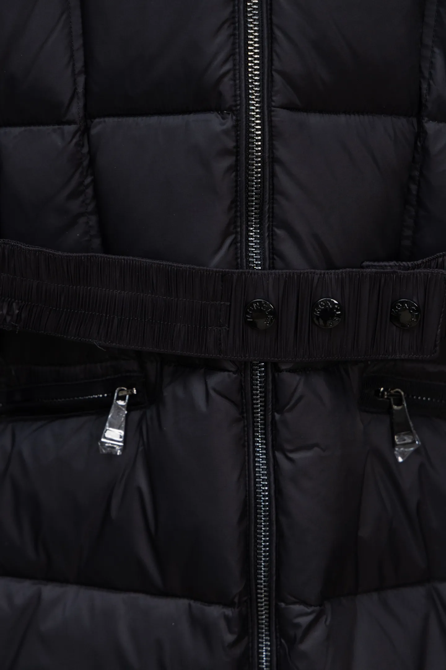 P1140 Model No. J0176 MONCLER Boed series mid-length waisted down jacket. Made of 340 grams of down-filling goose down. Thousand-needle embroidery is used. The original order is customized with 1:1 smooth and delicate lines. Better hand feel. Not easy to deform. Not easy to shrink. Not easy to fade. Maintains long-lasting beauty. Color Black White Size S-XL