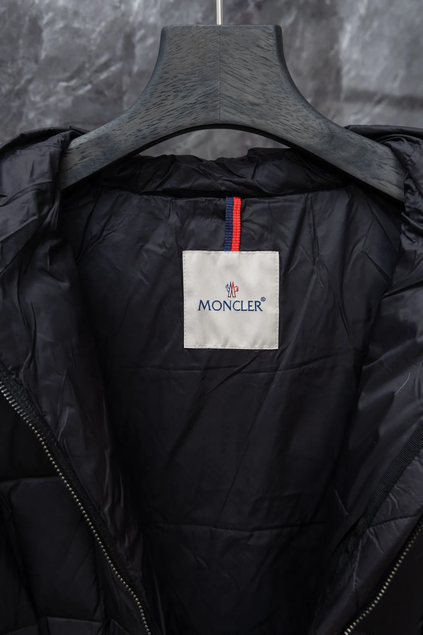 P1140 Model No. J0176 MONCLER Boed series mid-length waisted down jacket. Made of 340 grams of down-filling goose down. Thousand-needle embroidery is used. The original order is customized with 1:1 smooth and delicate lines. Better hand feel. Not easy to deform. Not easy to shrink. Not easy to fade. Maintains long-lasting beauty. Color Black White Size S-XL