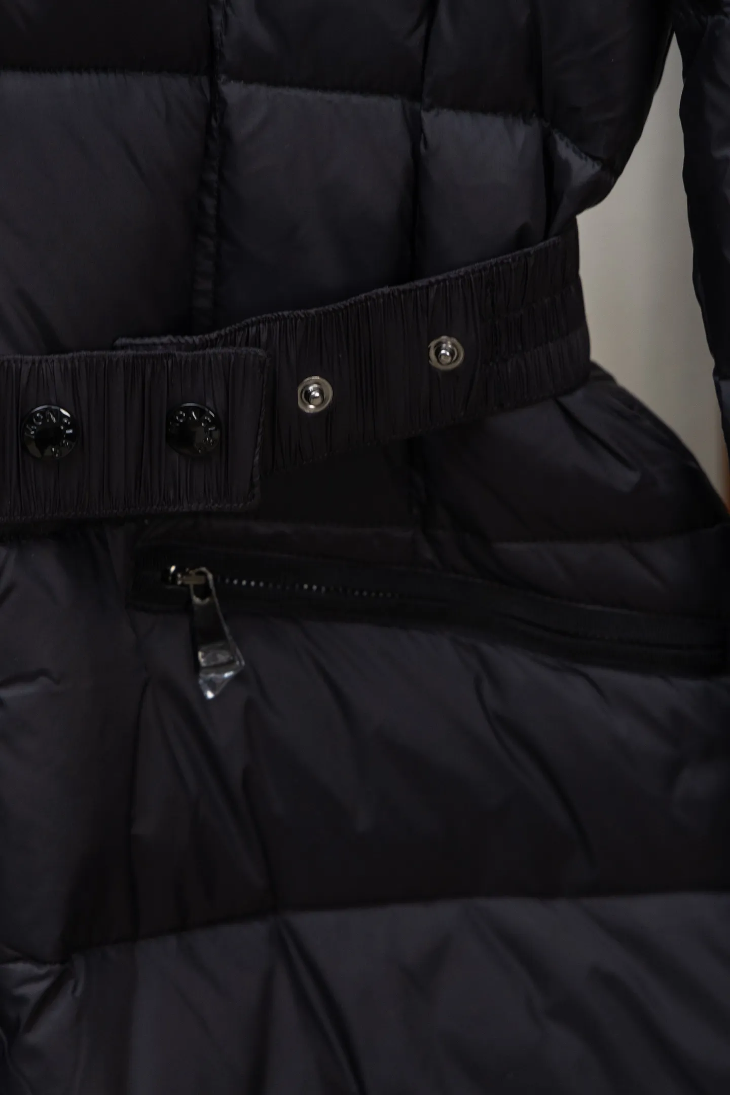 P1140 Model No. J0176 MONCLER Boed series mid-length waisted down jacket. Made of 340 grams of down-filling goose down. Thousand-needle embroidery is used. The original order is customized with 1:1 smooth and delicate lines. Better hand feel. Not easy to deform. Not easy to shrink. Not easy to fade. Maintains long-lasting beauty. Color Black White Size S-XL