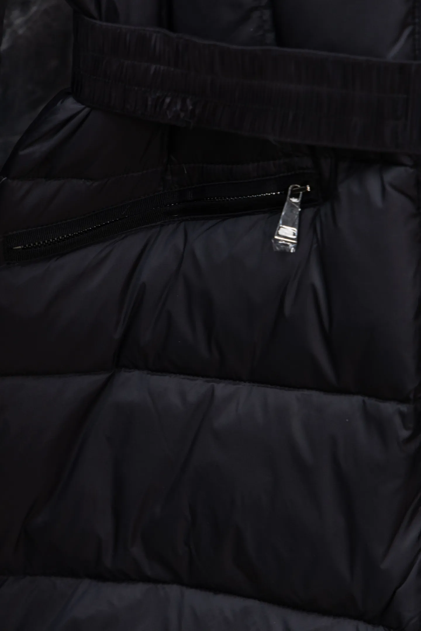 P1140 Model No. J0176 MONCLER Boed series mid-length waisted down jacket. Made of 340 grams of down-filling goose down. Thousand-needle embroidery is used. The original order is customized with 1:1 smooth and delicate lines. Better hand feel. Not easy to deform. Not easy to shrink. Not easy to fade. Maintains long-lasting beauty. Color Black White Size S-XL