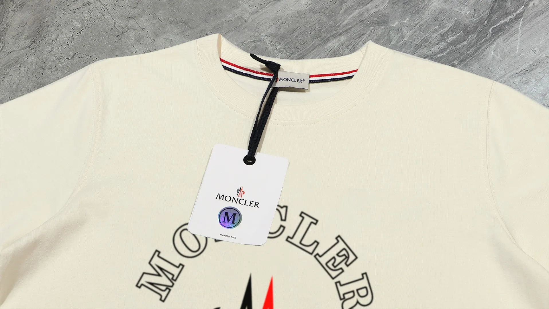 P210 High-version sweatshirt) [Long-term stock] 〖𝐌𝐎𝐍𝐂𝐋𝐄𝐑~Mask〗 Made of 440g heavy-weight fabric. It is different from the market currency. It can be matched with any variety and is properly handsome. 😎The whole dress is made of double waistcoats. The double waistcoats make the whole dress more three-dimensional. Not ordinary factories can do such fine work. 2025 Spring runway version of the T stage, on sale at the counter, round neck terry sweatshirt, high-end double-strand pure cotton, custom-made stretch ribs, dyed in the same vat, complete with three standards, matched with exquisite embroidered LOGO on the chest, simple and advanced, same style for men and women. Color: black, apricot, white, size: S M L XL 2XL