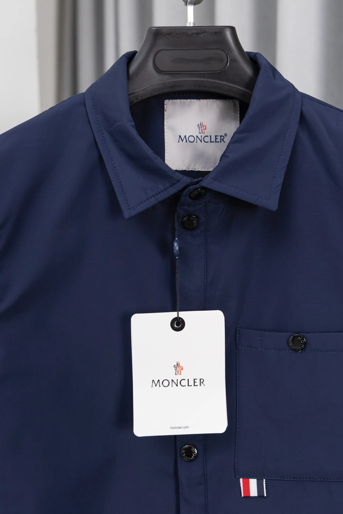 P310 Model number: M005 Moncler logo zipper shirt jacket. Customized high-quality cotton hidden pattern gabardine. Full of texture. Comfortable and close to the skin. The brown tone exudes restrained tenderness. The iconic Moncler logo embroidered logo is embellished on it to increase brand recognition. Simple and smooth lines. The zipper opening and closing also follows the principle of minimalism. Use simplicity as the pen and texture as the ink. Use the simplest elements to outline the most moving fashion picture. Process 1: Use imported special machine infrared to locate the "Moncler logo embroidery", the position is more accurate and strong. Process 2: Template machine to open the bag. The preset template guides the position, shape and size of the bag opening. The accuracy ensures the quality of the bag opening effect. Process 3: The fabrics have been washed and have a better hand feel. Not easy to deform, not easy to shrink, not easy to fade, and maintain long-term beauty. Color: navy black Size: S-XL