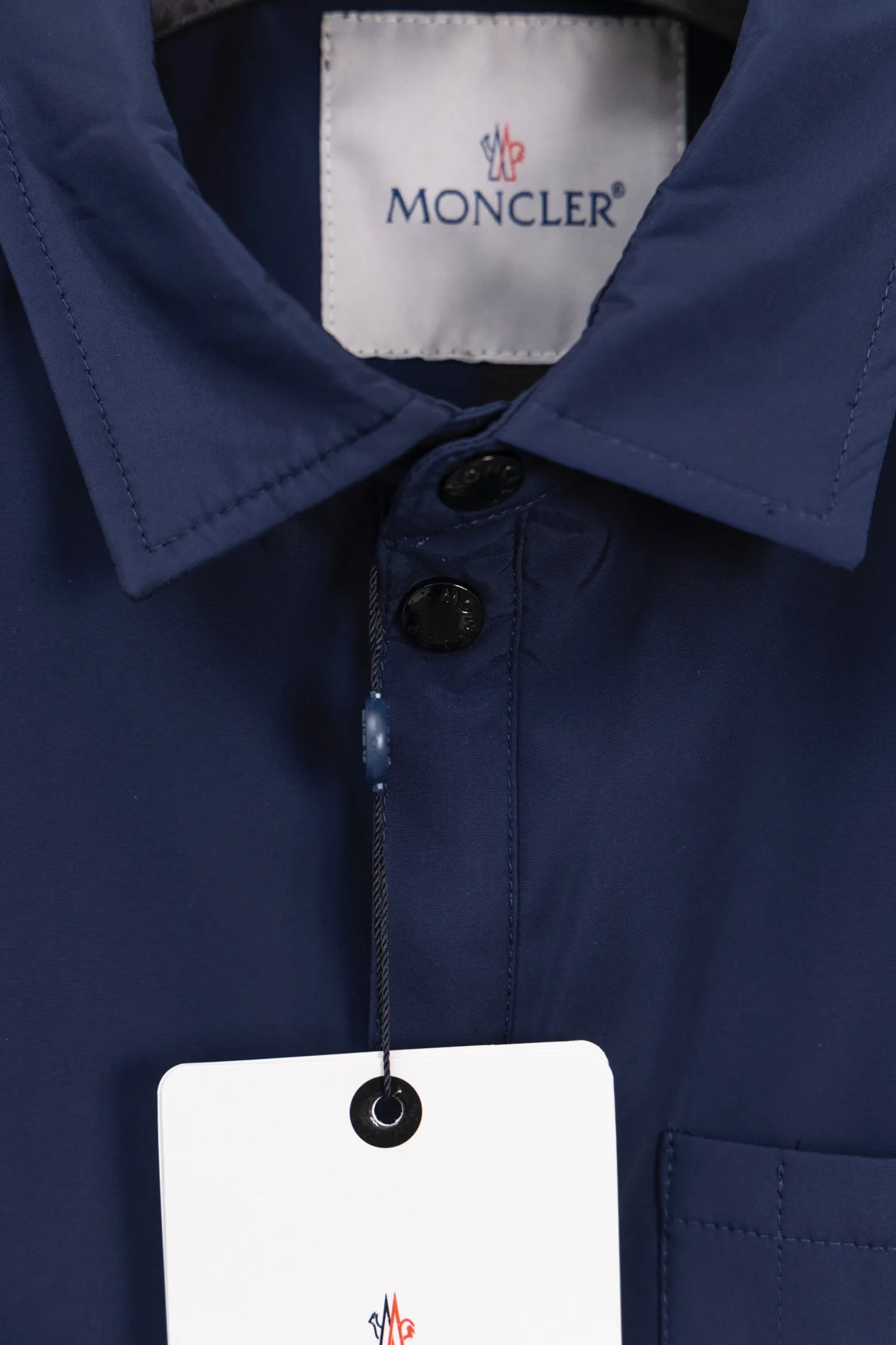 P310 Model number: M005 Moncler logo zipper shirt jacket. Customized high-quality cotton hidden pattern gabardine. Full of texture. Comfortable and close to the skin. The brown tone exudes restrained tenderness. The iconic Moncler logo embroidered logo is embellished on it to increase brand recognition. Simple and smooth lines. The zipper opening and closing also follows the principle of minimalism. Use simplicity as the pen and texture as the ink. Use the simplest elements to outline the most moving fashion picture. Process 1: Use imported special machine infrared to locate the "Moncler logo embroidery", the position is more accurate and strong. Process 2: Template machine to open the bag. The preset template guides the position, shape and size of the bag opening. The accuracy ensures the quality of the bag opening effect. Process 3: The fabrics have been washed and have a better hand feel. Not easy to deform, not easy to shrink, not easy to fade, and maintain long-term beauty. Color: navy black Size: S-XL