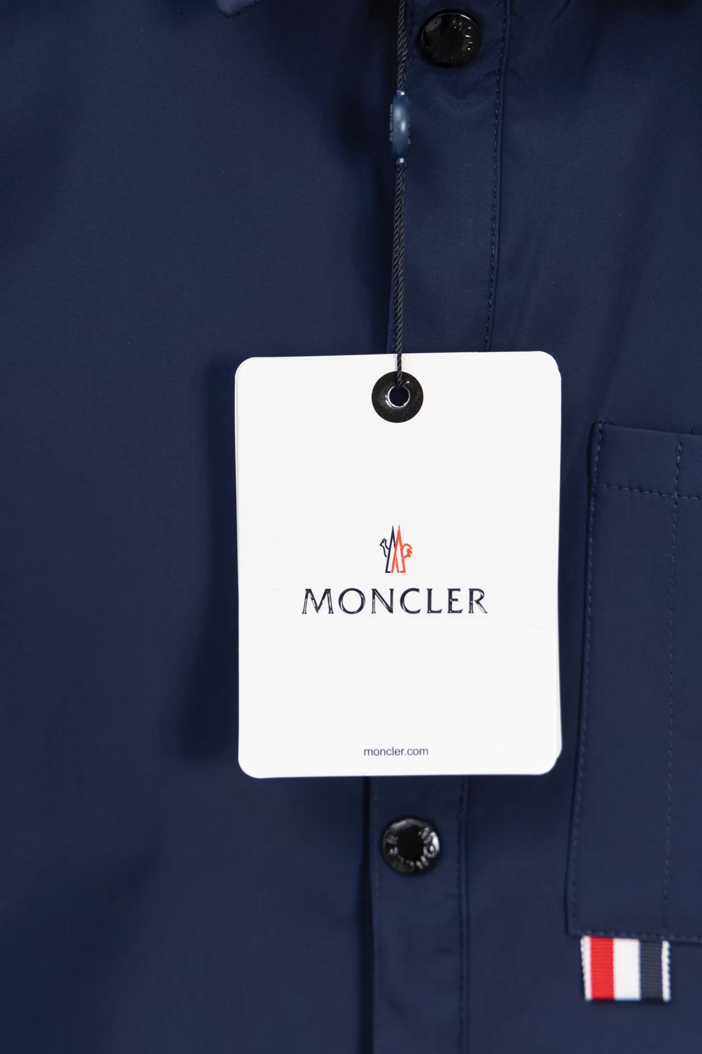 P310 Model number: M005 Moncler logo zipper shirt jacket. Customized high-quality cotton hidden pattern gabardine. Full of texture. Comfortable and close to the skin. The brown tone exudes restrained tenderness. The iconic Moncler logo embroidered logo is embellished on it to increase brand recognition. Simple and smooth lines. The zipper opening and closing also follows the principle of minimalism. Use simplicity as the pen and texture as the ink. Use the simplest elements to outline the most moving fashion picture. Process 1: Use imported special machine infrared to locate the "Moncler logo embroidery", the position is more accurate and strong. Process 2: Template machine to open the bag. The preset template guides the position, shape and size of the bag opening. The accuracy ensures the quality of the bag opening effect. Process 3: The fabrics have been washed and have a better hand feel. Not easy to deform, not easy to shrink, not easy to fade, and maintain long-term beauty. Color: navy black Size: S-XL