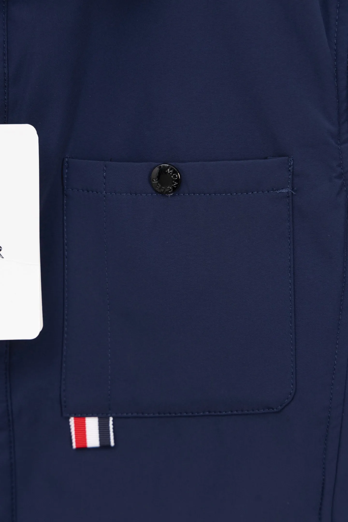 P310 Model number: M005 Moncler logo zipper shirt jacket. Customized high-quality cotton hidden pattern gabardine. Full of texture. Comfortable and close to the skin. The brown tone exudes restrained tenderness. The iconic Moncler logo embroidered logo is embellished on it to increase brand recognition. Simple and smooth lines. The zipper opening and closing also follows the principle of minimalism. Use simplicity as the pen and texture as the ink. Use the simplest elements to outline the most moving fashion picture. Process 1: Use imported special machine infrared to locate the "Moncler logo embroidery", the position is more accurate and strong. Process 2: Template machine to open the bag. The preset template guides the position, shape and size of the bag opening. The accuracy ensures the quality of the bag opening effect. Process 3: The fabrics have been washed and have a better hand feel. Not easy to deform, not easy to shrink, not easy to fade, and maintain long-term beauty. Color: navy black Size: S-XL
