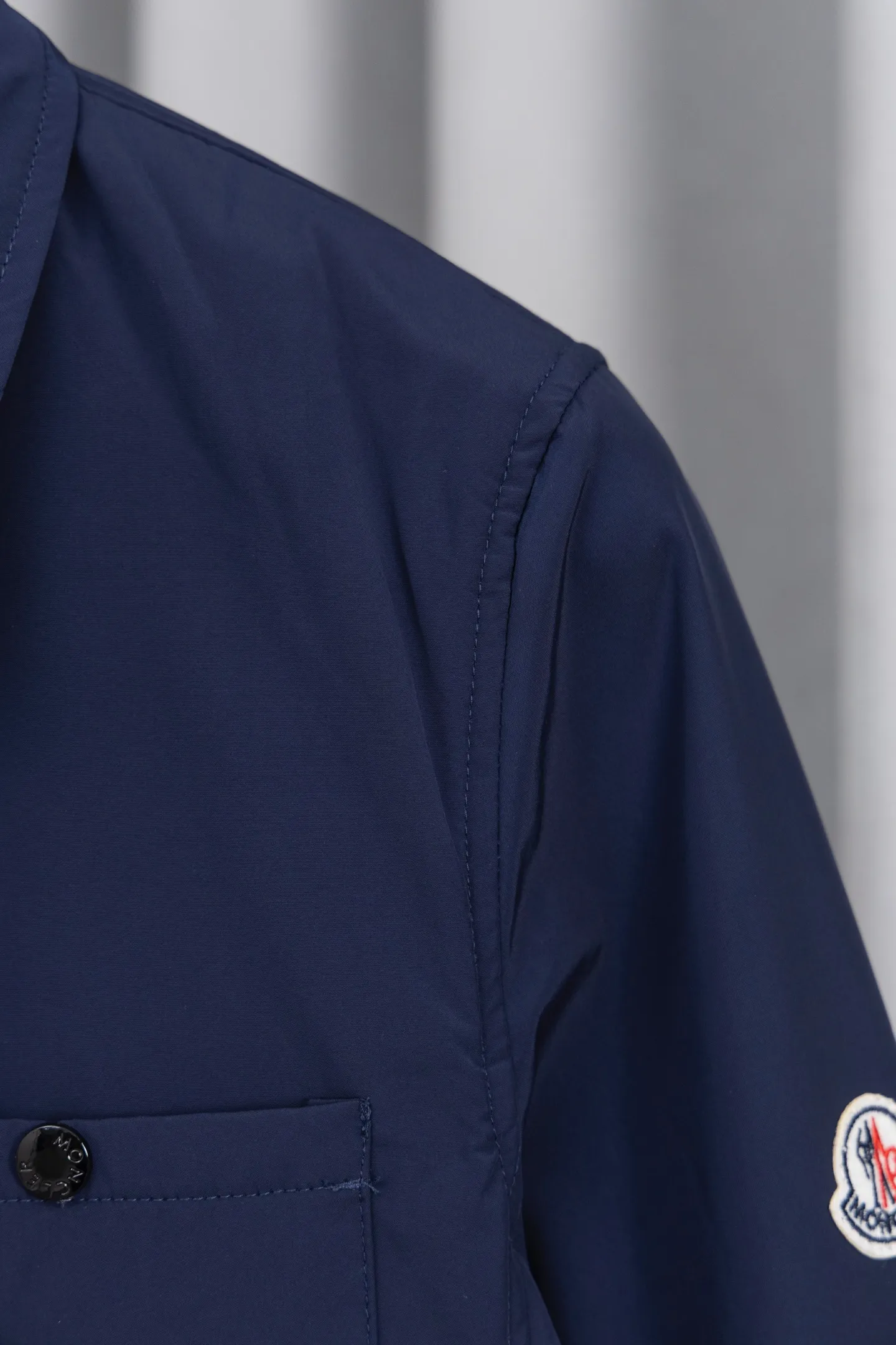P310 Model number: M005 Moncler logo zipper shirt jacket. Customized high-quality cotton hidden pattern gabardine. Full of texture. Comfortable and close to the skin. The brown tone exudes restrained tenderness. The iconic Moncler logo embroidered logo is embellished on it to increase brand recognition. Simple and smooth lines. The zipper opening and closing also follows the principle of minimalism. Use simplicity as the pen and texture as the ink. Use the simplest elements to outline the most moving fashion picture. Process 1: Use imported special machine infrared to locate the "Moncler logo embroidery", the position is more accurate and strong. Process 2: Template machine to open the bag. The preset template guides the position, shape and size of the bag opening. The accuracy ensures the quality of the bag opening effect. Process 3: The fabrics have been washed and have a better hand feel. Not easy to deform, not easy to shrink, not easy to fade, and maintain long-term beauty. Color: navy black Size: S-XL