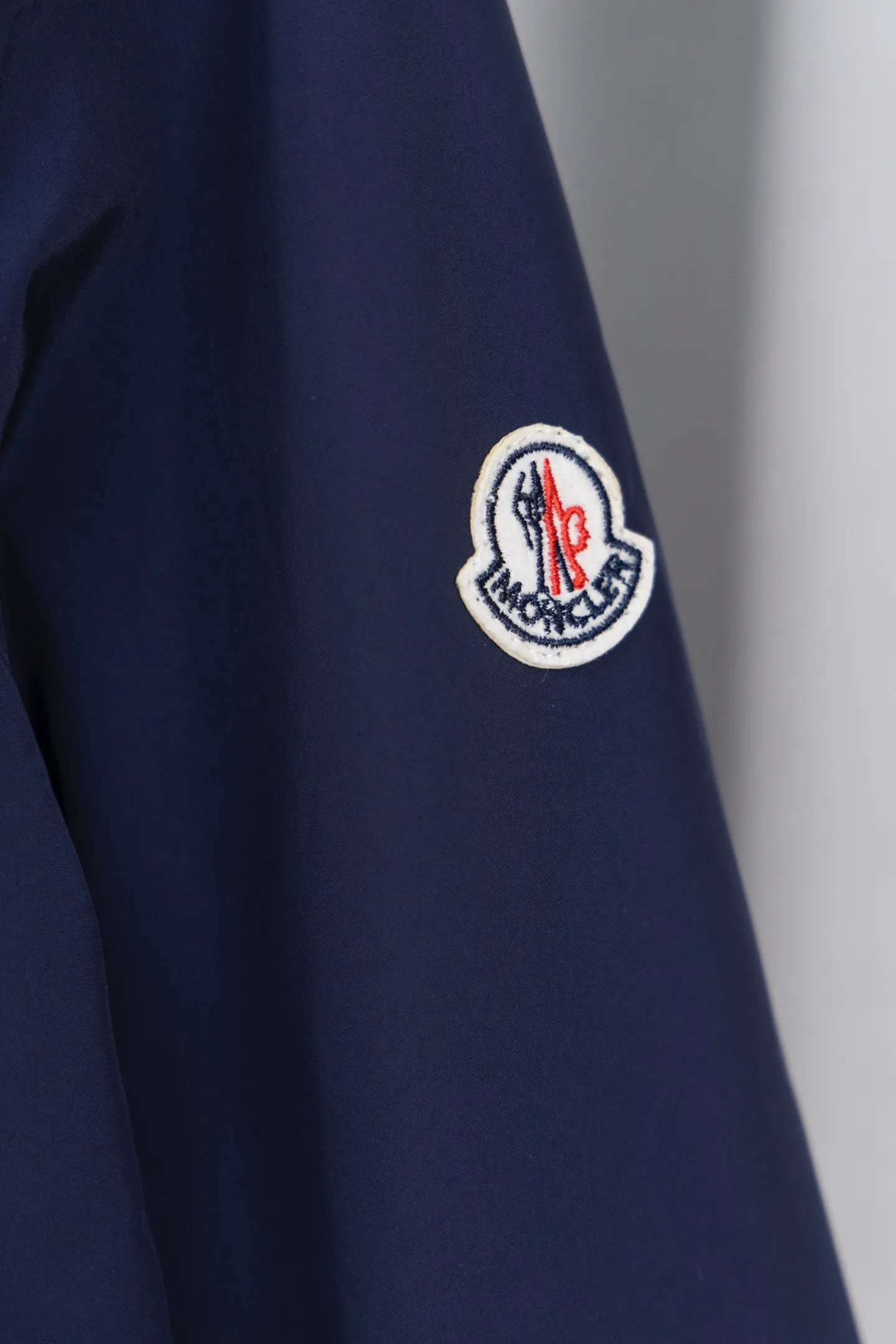 P310 Model number: M005 Moncler logo zipper shirt jacket. Customized high-quality cotton hidden pattern gabardine. Full of texture. Comfortable and close to the skin. The brown tone exudes restrained tenderness. The iconic Moncler logo embroidered logo is embellished on it to increase brand recognition. Simple and smooth lines. The zipper opening and closing also follows the principle of minimalism. Use simplicity as the pen and texture as the ink. Use the simplest elements to outline the most moving fashion picture. Process 1: Use imported special machine infrared to locate the "Moncler logo embroidery", the position is more accurate and strong. Process 2: Template machine to open the bag. The preset template guides the position, shape and size of the bag opening. The accuracy ensures the quality of the bag opening effect. Process 3: The fabrics have been washed and have a better hand feel. Not easy to deform, not easy to shrink, not easy to fade, and maintain long-term beauty. Color: navy black Size: S-XL