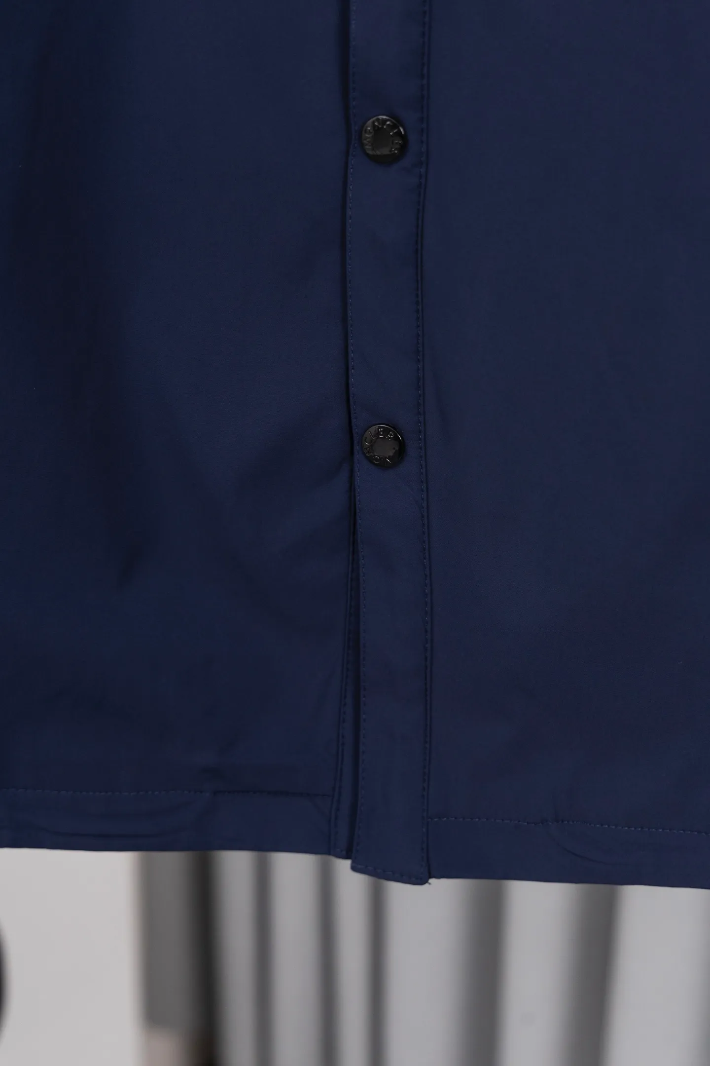 P310 Model number: M005 Moncler logo zipper shirt jacket. Customized high-quality cotton hidden pattern gabardine. Full of texture. Comfortable and close to the skin. The brown tone exudes restrained tenderness. The iconic Moncler logo embroidered logo is embellished on it to increase brand recognition. Simple and smooth lines. The zipper opening and closing also follows the principle of minimalism. Use simplicity as the pen and texture as the ink. Use the simplest elements to outline the most moving fashion picture. Process 1: Use imported special machine infrared to locate the "Moncler logo embroidery", the position is more accurate and strong. Process 2: Template machine to open the bag. The preset template guides the position, shape and size of the bag opening. The accuracy ensures the quality of the bag opening effect. Process 3: The fabrics have been washed and have a better hand feel. Not easy to deform, not easy to shrink, not easy to fade, and maintain long-term beauty. Color: navy black Size: S-XL