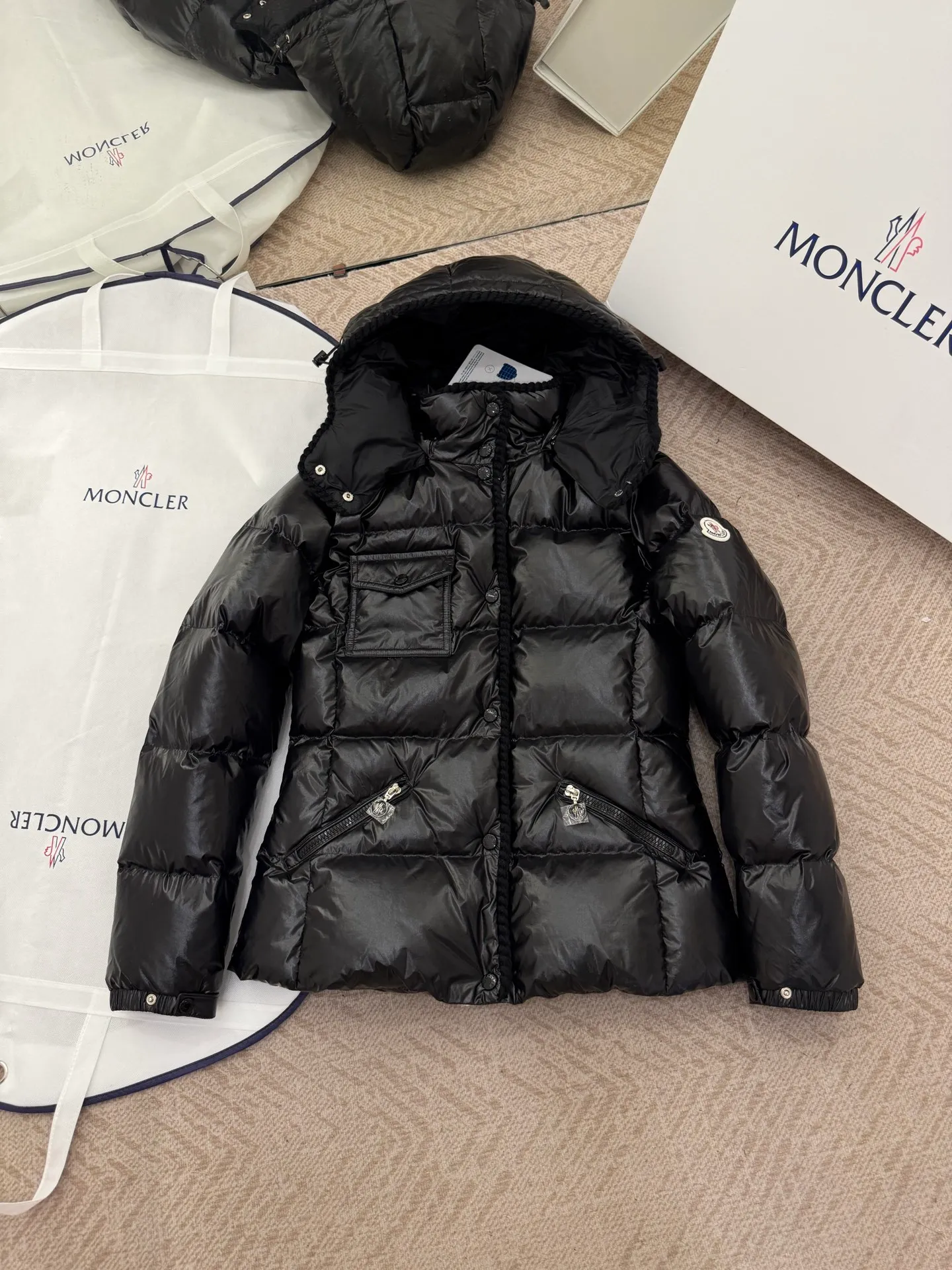 P940 Moncler/Moncler 25 new oil wax leather waisted GLAREIN hooded long-sleeved down jacket for women. Oil wax leather coated new fabric, slim design style, warm and slimming, 90% goose down filling, molded custom hardware. Color: red, white, blue, black Code number: 1-2-3-4