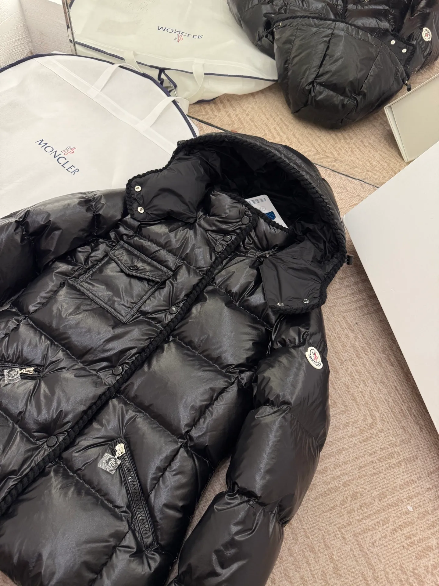 P940 Moncler/Moncler 25 new oil wax leather waisted GLAREIN hooded long-sleeved down jacket for women. Oil wax leather coated new fabric, slim design style, warm and slimming, 90% goose down filling, molded custom hardware. Color: red, white, blue, black Code number: 1-2-3-4