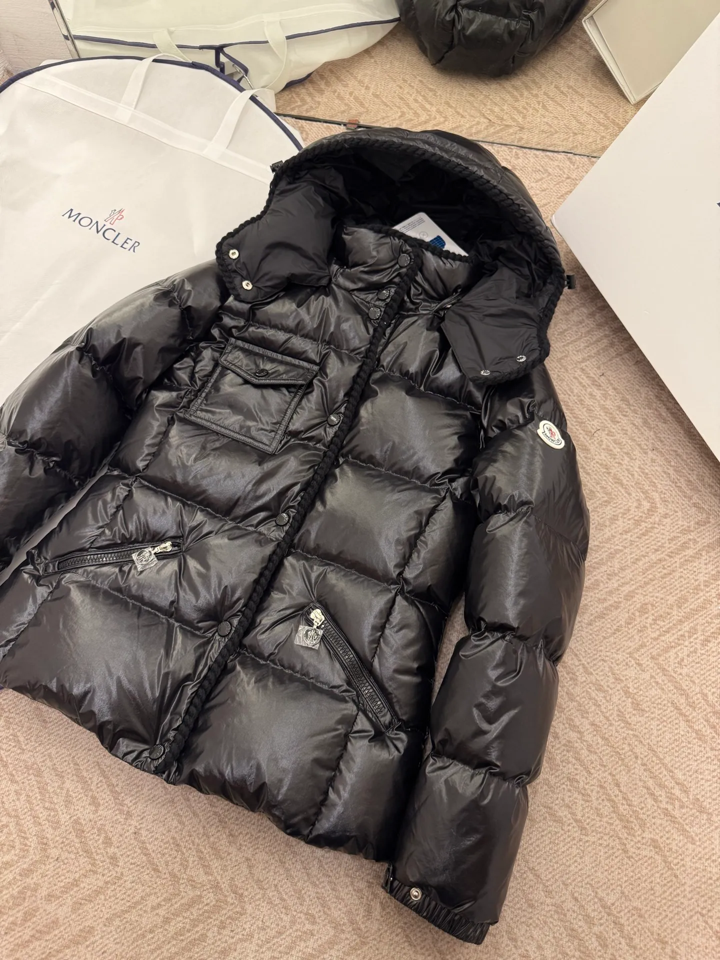 P940 Moncler/Moncler 25 new oil wax leather waisted GLAREIN hooded long-sleeved down jacket for women. Oil wax leather coated new fabric, slim design style, warm and slimming, 90% goose down filling, molded custom hardware. Color: red, white, blue, black Code number: 1-2-3-4