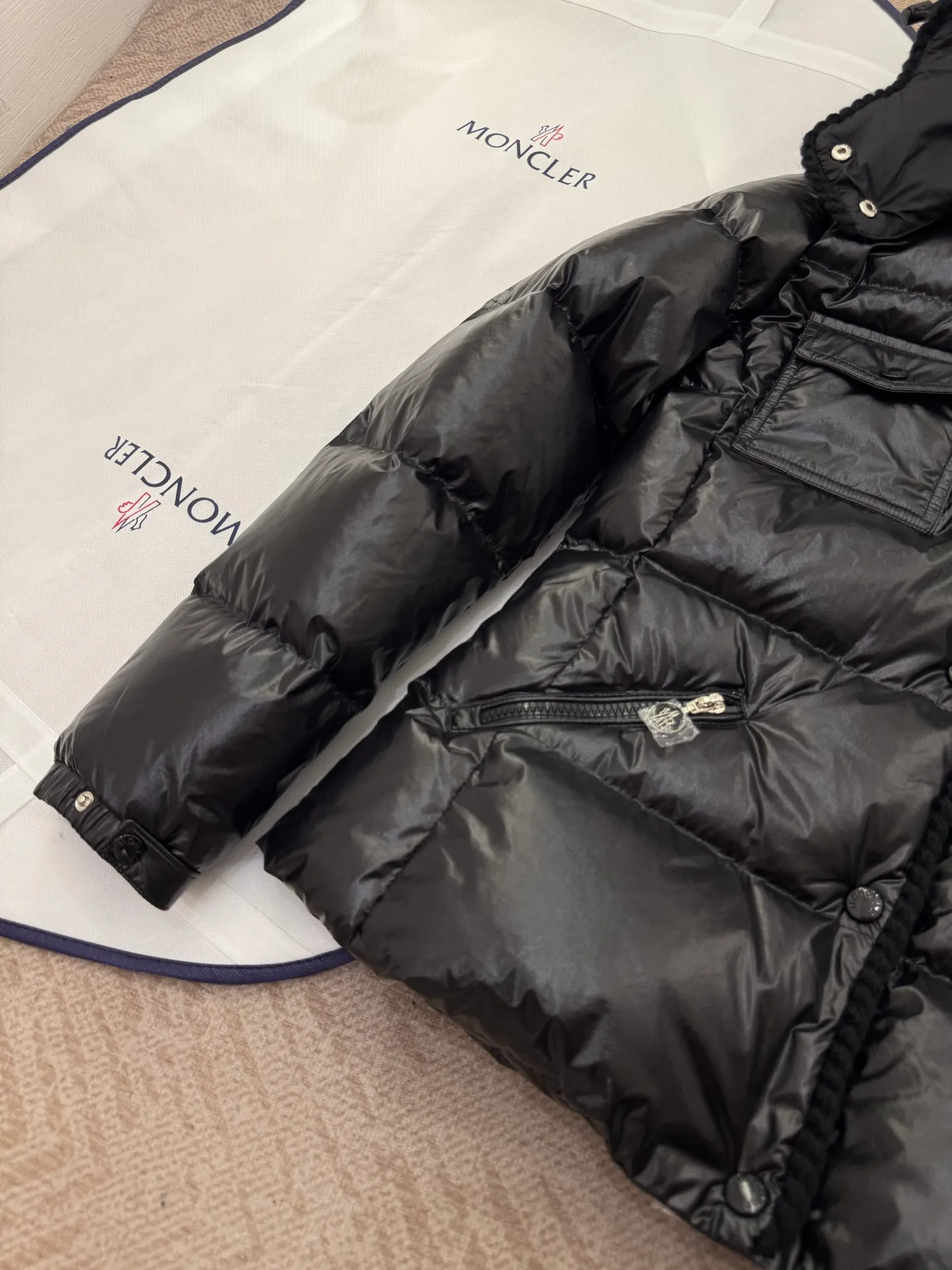 P940 Moncler/Moncler 25 new oil wax leather waisted GLAREIN hooded long-sleeved down jacket for women. Oil wax leather coated new fabric, slim design style, warm and slimming, 90% goose down filling, molded custom hardware. Color: red, white, blue, black Code number: 1-2-3-4