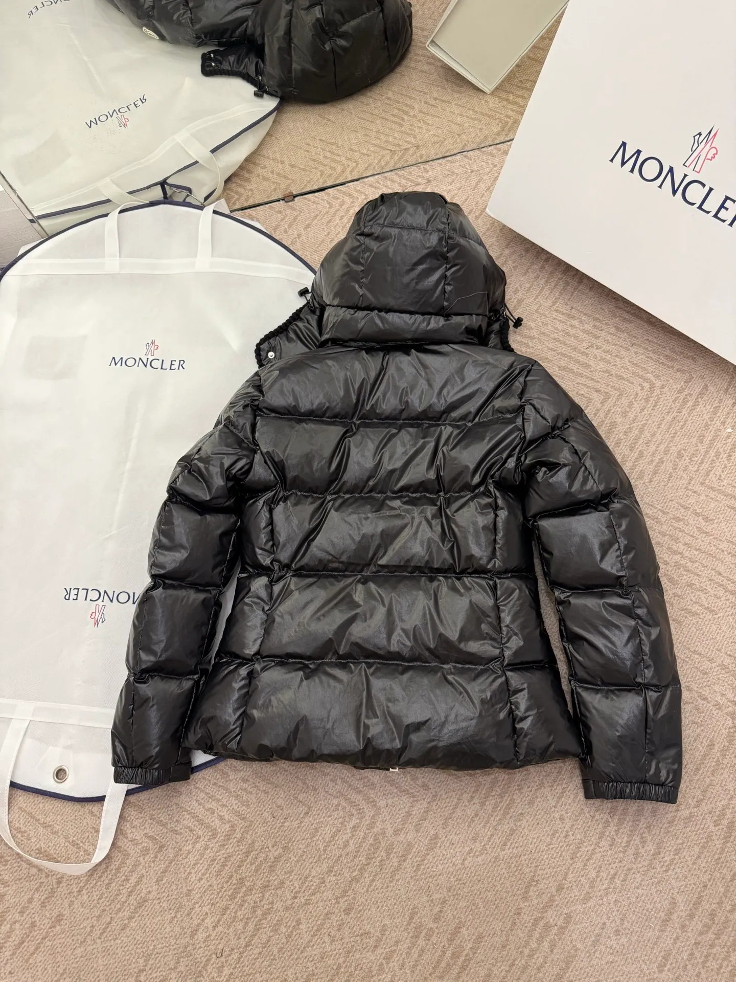 P940 Moncler/Moncler 25 new oil wax leather waisted GLAREIN hooded long-sleeved down jacket for women. Oil wax leather coated new fabric, slim design style, warm and slimming, 90% goose down filling, molded custom hardware. Color: red, white, blue, black Code number: 1-2-3-4