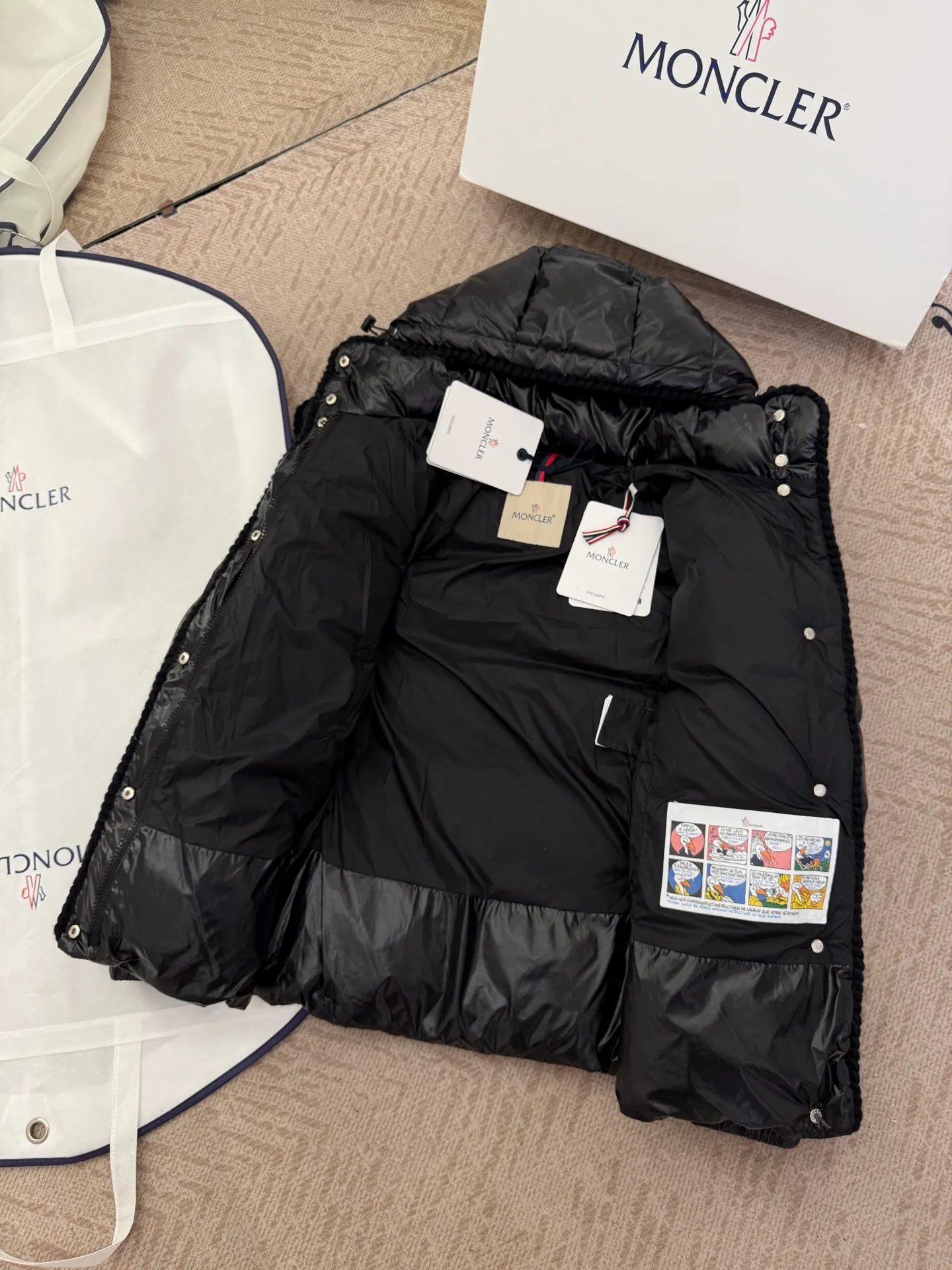 P940 Moncler/Moncler 25 new oil wax leather waisted GLAREIN hooded long-sleeved down jacket for women. Oil wax leather coated new fabric, slim design style, warm and slimming, 90% goose down filling, molded custom hardware. Color: red, white, blue, black Code number: 1-2-3-4