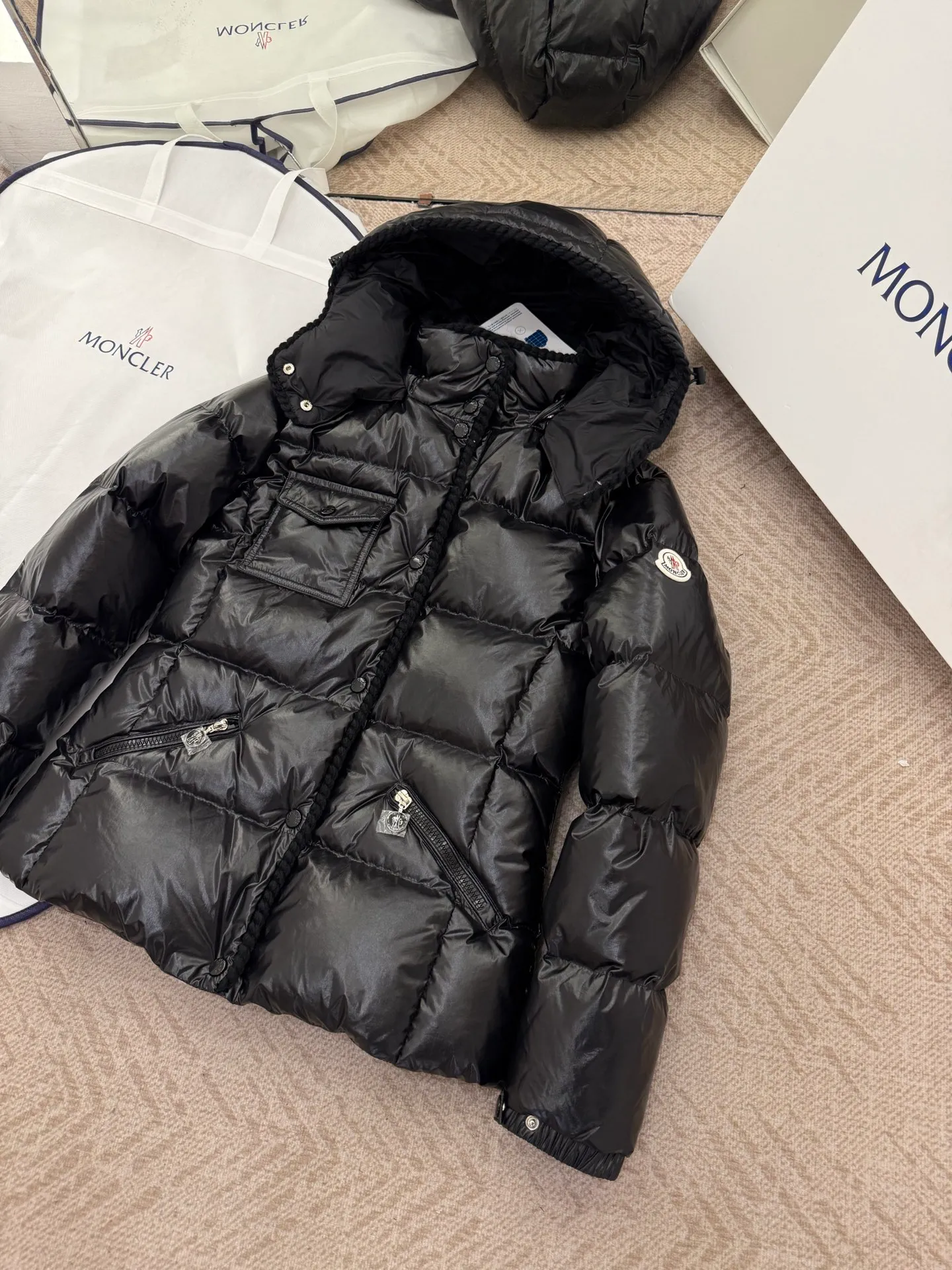 P940 Moncler/Moncler 25 new oil wax leather waisted GLAREIN hooded long-sleeved down jacket for women. Oil wax leather coated new fabric, slim design style, warm and slimming, 90% goose down filling, molded custom hardware. Color: red, white, blue, black Code number: 1-2-3-4