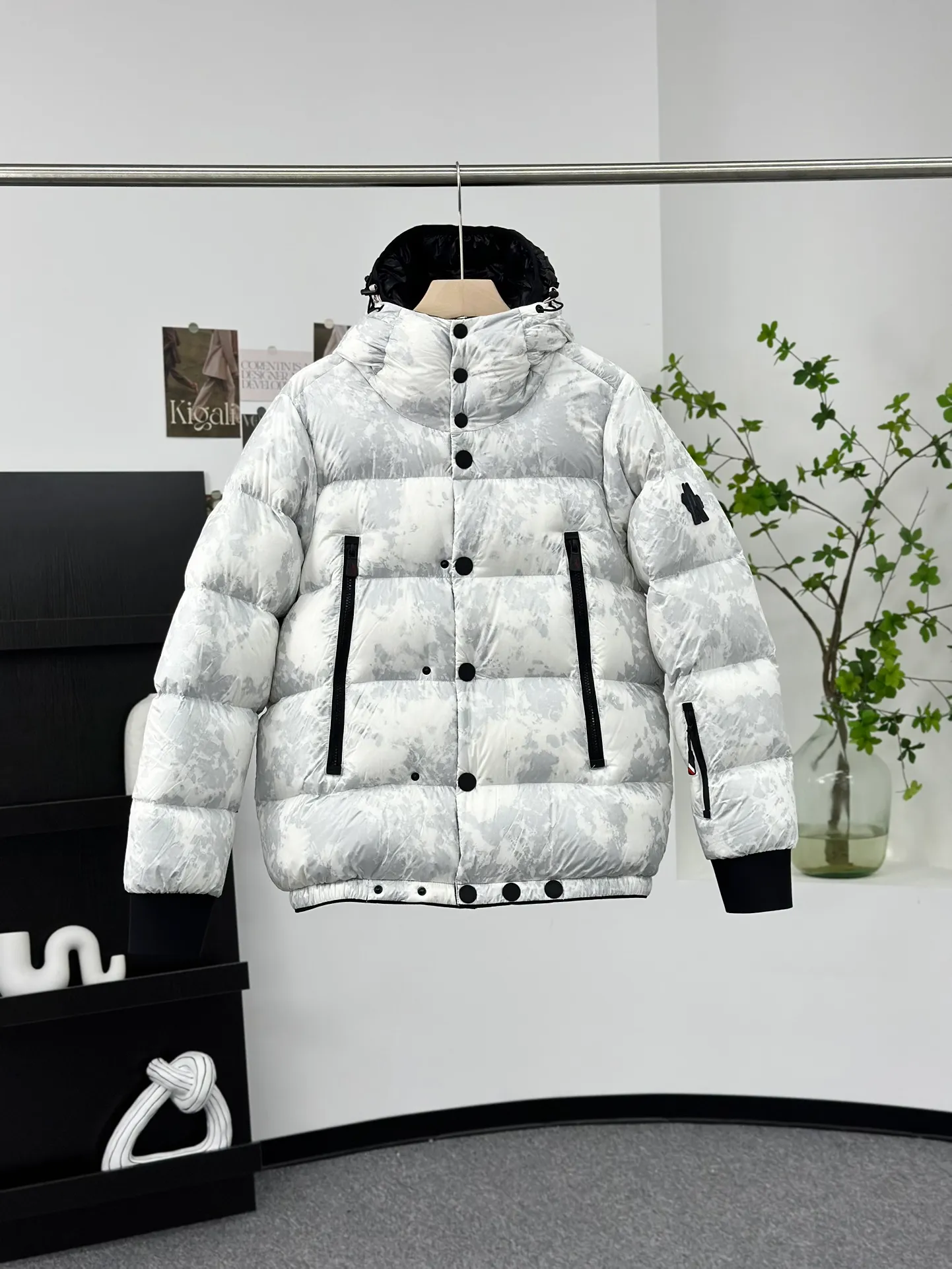 P1020 𝗠𝗼𝗻𝗰𝗹𝗲𝗿/Menggou GRENOBLE 22 Autumn Noussan Ski 🎿 Down Jacket Made of printed ripstop nylon fabric♥, the casual lines of the down jacket and the high-tech functions of the Moncler Grenoble series are perfectly integrated in Noussan❗, Noussan “Performance & Style” Down jackets combine a sporty, versatile look with high-tech details designed for mountain sports. Its waterproof zippers, comfortable hood and cuffs with neoprene wrist guards are performance features that ensure protection from rain and snow 💯. Size: 0-1-2-3 Color: white pattern