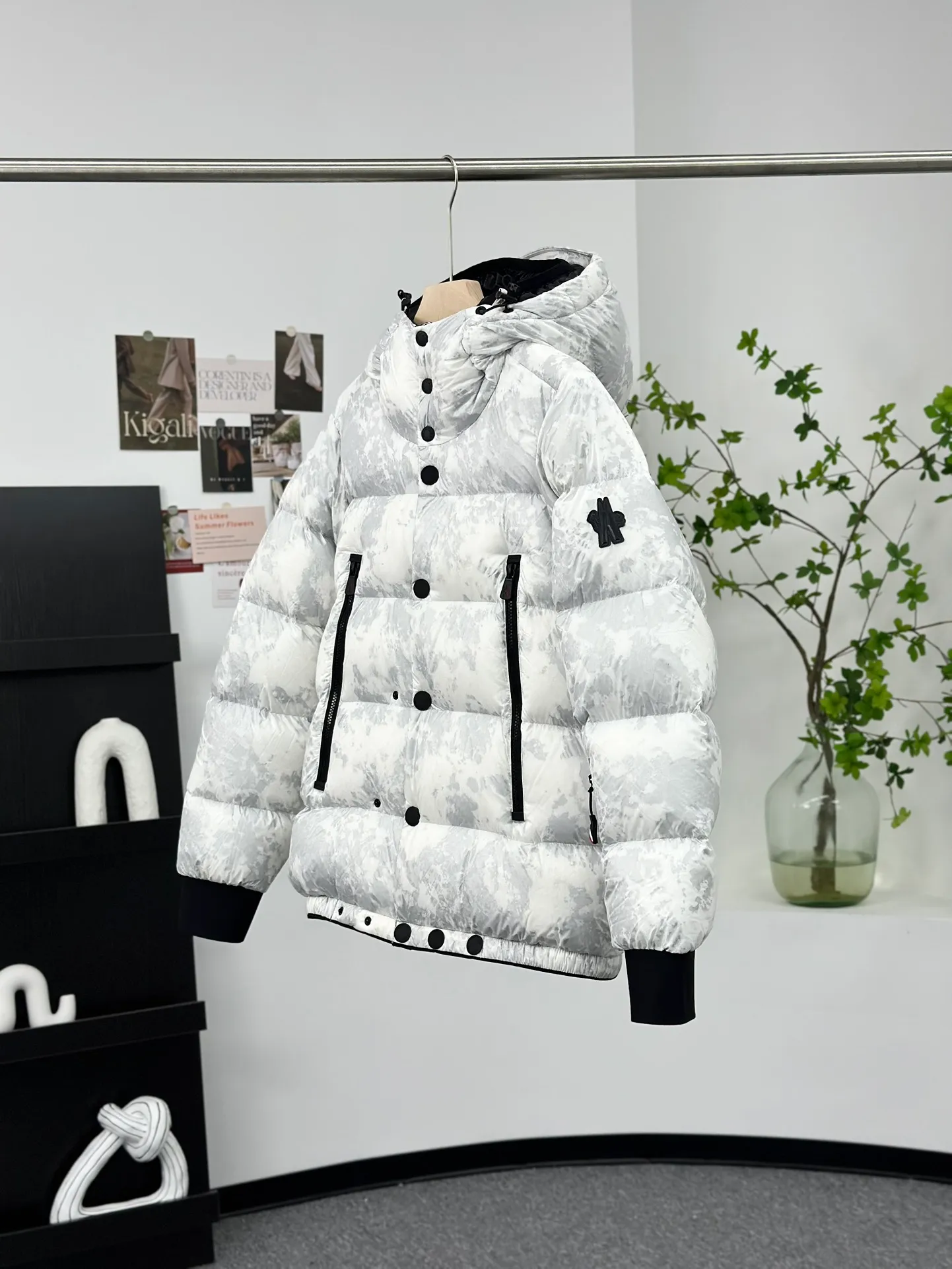 P1020 𝗠𝗼𝗻𝗰𝗹𝗲𝗿/Menggou GRENOBLE 22 Autumn Noussan Ski 🎿 Down Jacket Made of printed ripstop nylon fabric♥, the casual lines of the down jacket and the high-tech functions of the Moncler Grenoble series are perfectly integrated in Noussan❗, Noussan “Performance & Style” Down jackets combine a sporty, versatile look with high-tech details designed for mountain sports. Its waterproof zippers, comfortable hood and cuffs with neoprene wrist guards are performance features that ensure protection from rain and snow 💯. Size: 0-1-2-3 Color: white pattern