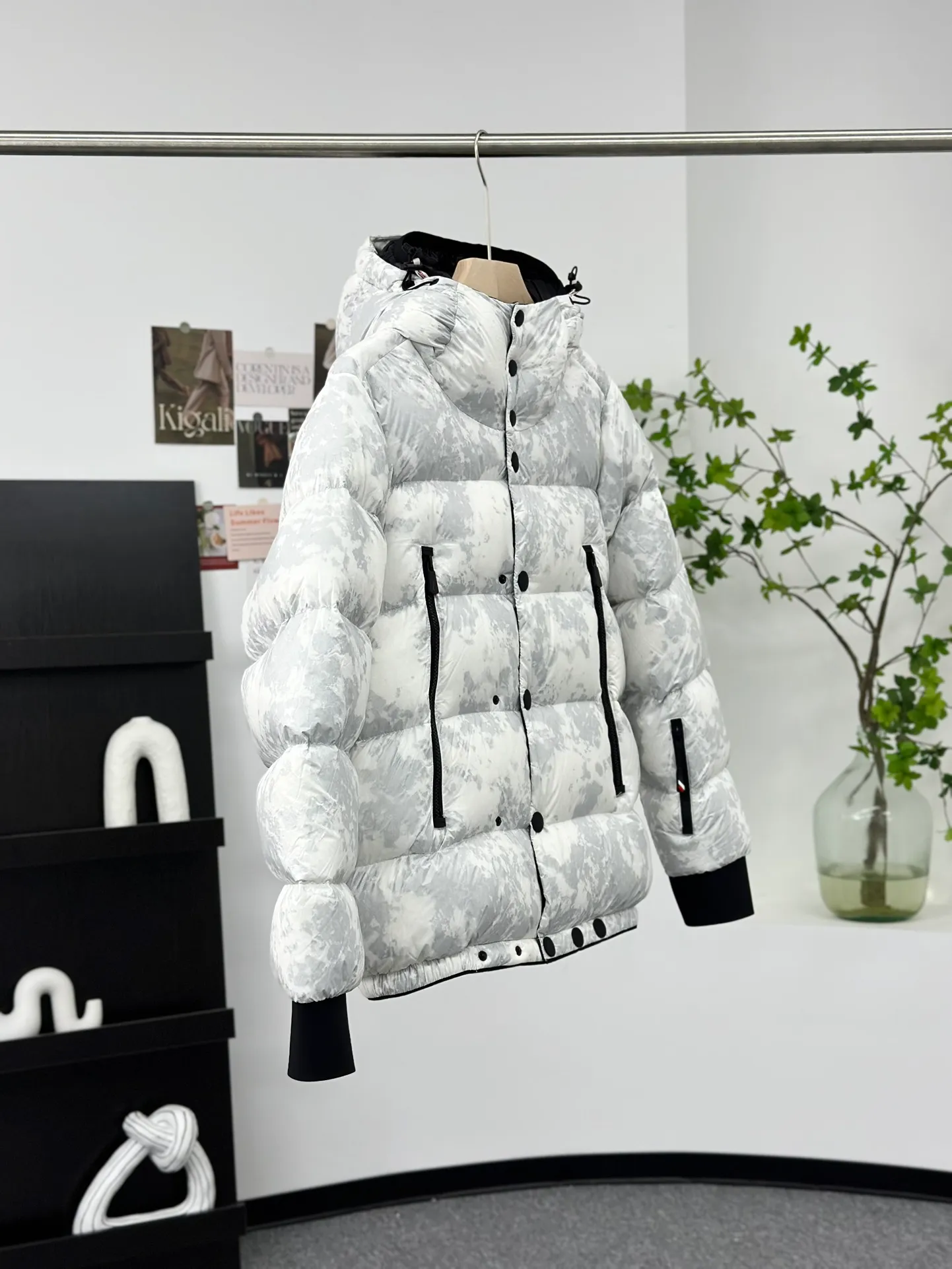 P1020 𝗠𝗼𝗻𝗰𝗹𝗲𝗿/Menggou GRENOBLE 22 Autumn Noussan Ski 🎿 Down Jacket Made of printed ripstop nylon fabric♥, the casual lines of the down jacket and the high-tech functions of the Moncler Grenoble series are perfectly integrated in Noussan❗, Noussan “Performance & Style” Down jackets combine a sporty, versatile look with high-tech details designed for mountain sports. Its waterproof zippers, comfortable hood and cuffs with neoprene wrist guards are performance features that ensure protection from rain and snow 💯. Size: 0-1-2-3 Color: white pattern