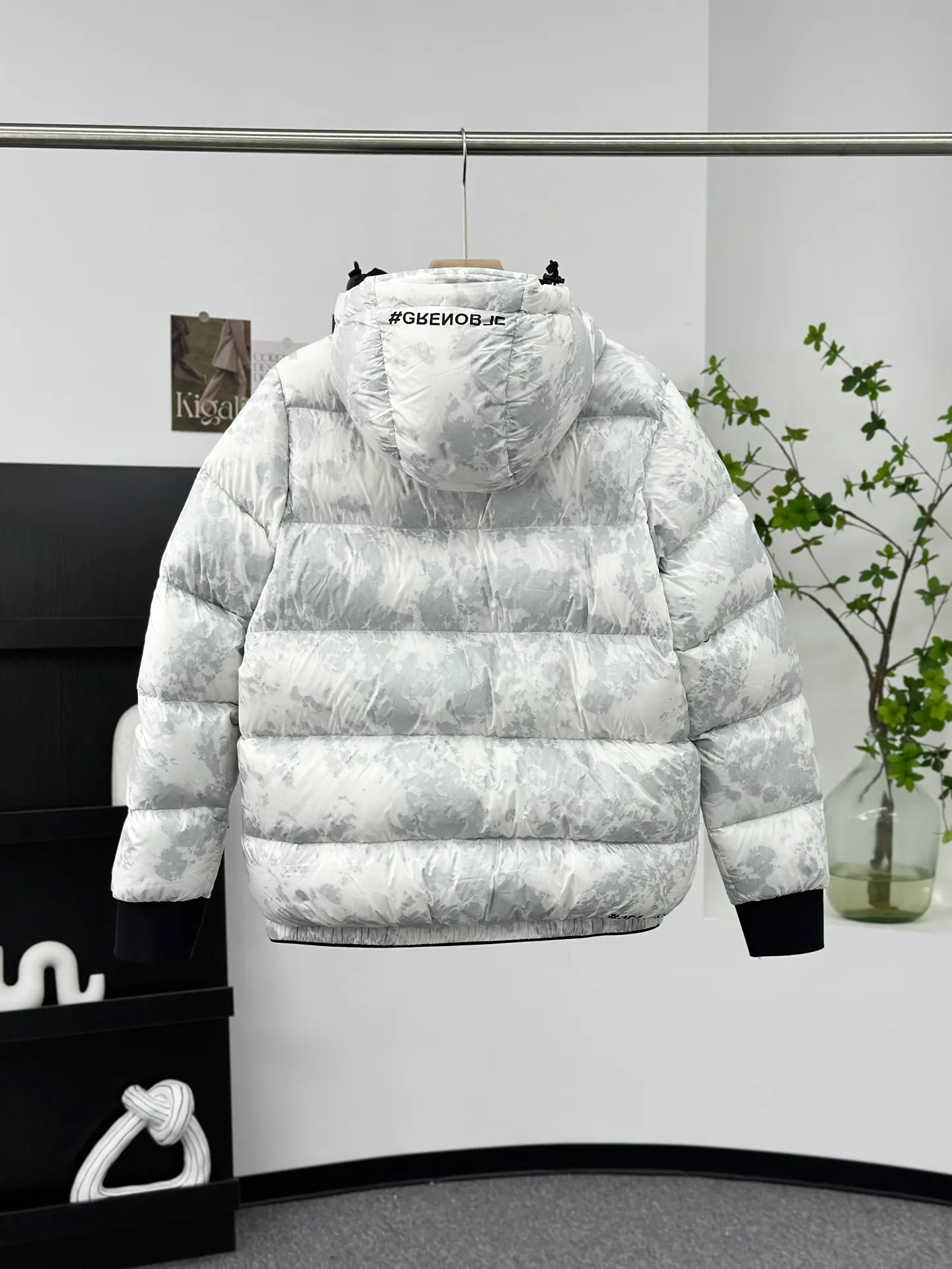P1020 𝗠𝗼𝗻𝗰𝗹𝗲𝗿/Menggou GRENOBLE 22 Autumn Noussan Ski 🎿 Down Jacket Made of printed ripstop nylon fabric♥, the casual lines of the down jacket and the high-tech functions of the Moncler Grenoble series are perfectly integrated in Noussan❗, Noussan “Performance & Style” Down jackets combine a sporty, versatile look with high-tech details designed for mountain sports. Its waterproof zippers, comfortable hood and cuffs with neoprene wrist guards are performance features that ensure protection from rain and snow 💯. Size: 0-1-2-3 Color: white pattern