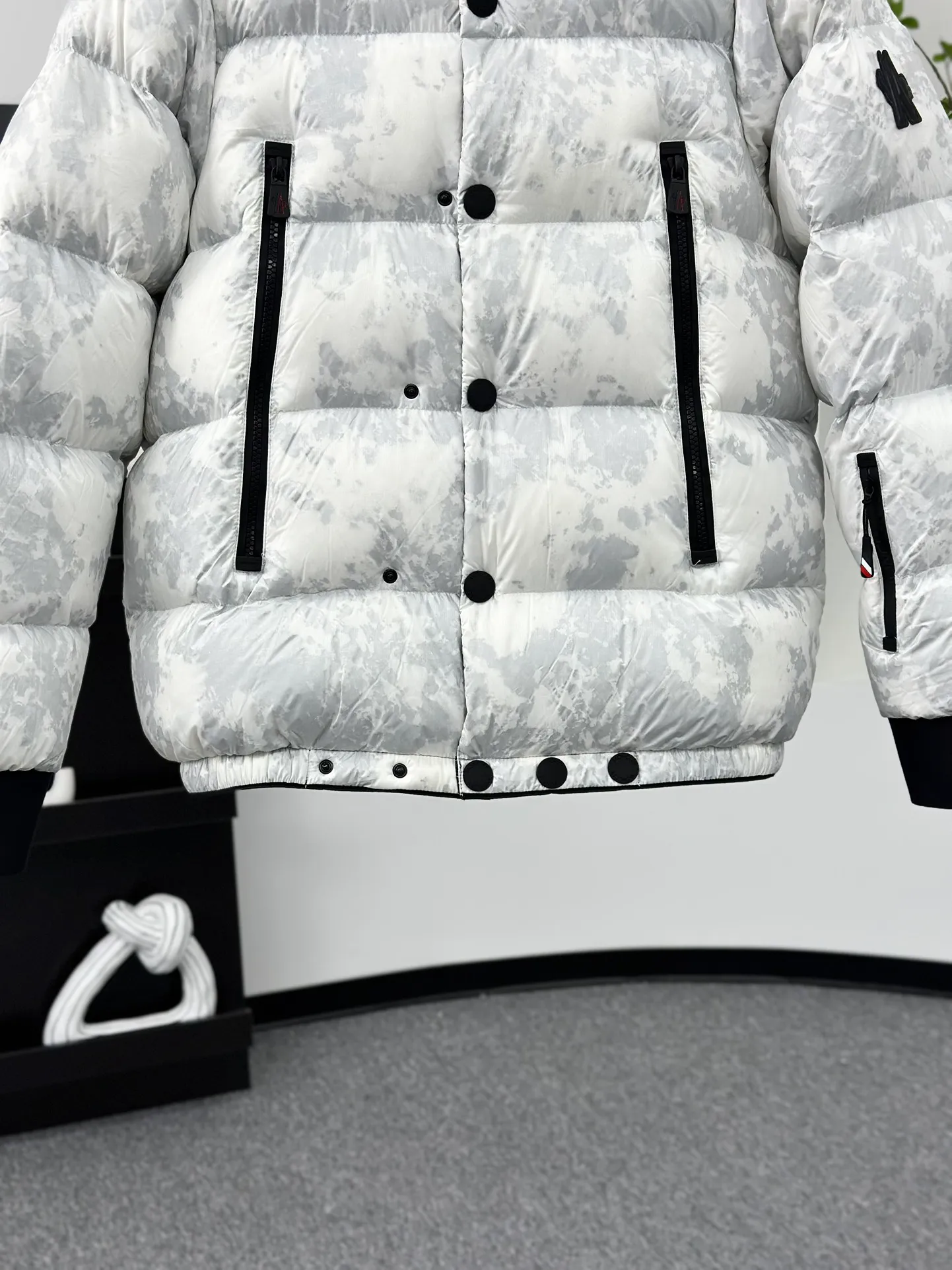 P1020 𝗠𝗼𝗻𝗰𝗹𝗲𝗿/Menggou GRENOBLE 22 Autumn Noussan Ski 🎿 Down Jacket Made of printed ripstop nylon fabric♥, the casual lines of the down jacket and the high-tech functions of the Moncler Grenoble series are perfectly integrated in Noussan❗, Noussan “Performance & Style” Down jackets combine a sporty, versatile look with high-tech details designed for mountain sports. Its waterproof zippers, comfortable hood and cuffs with neoprene wrist guards are performance features that ensure protection from rain and snow 💯. Size: 0-1-2-3 Color: white pattern