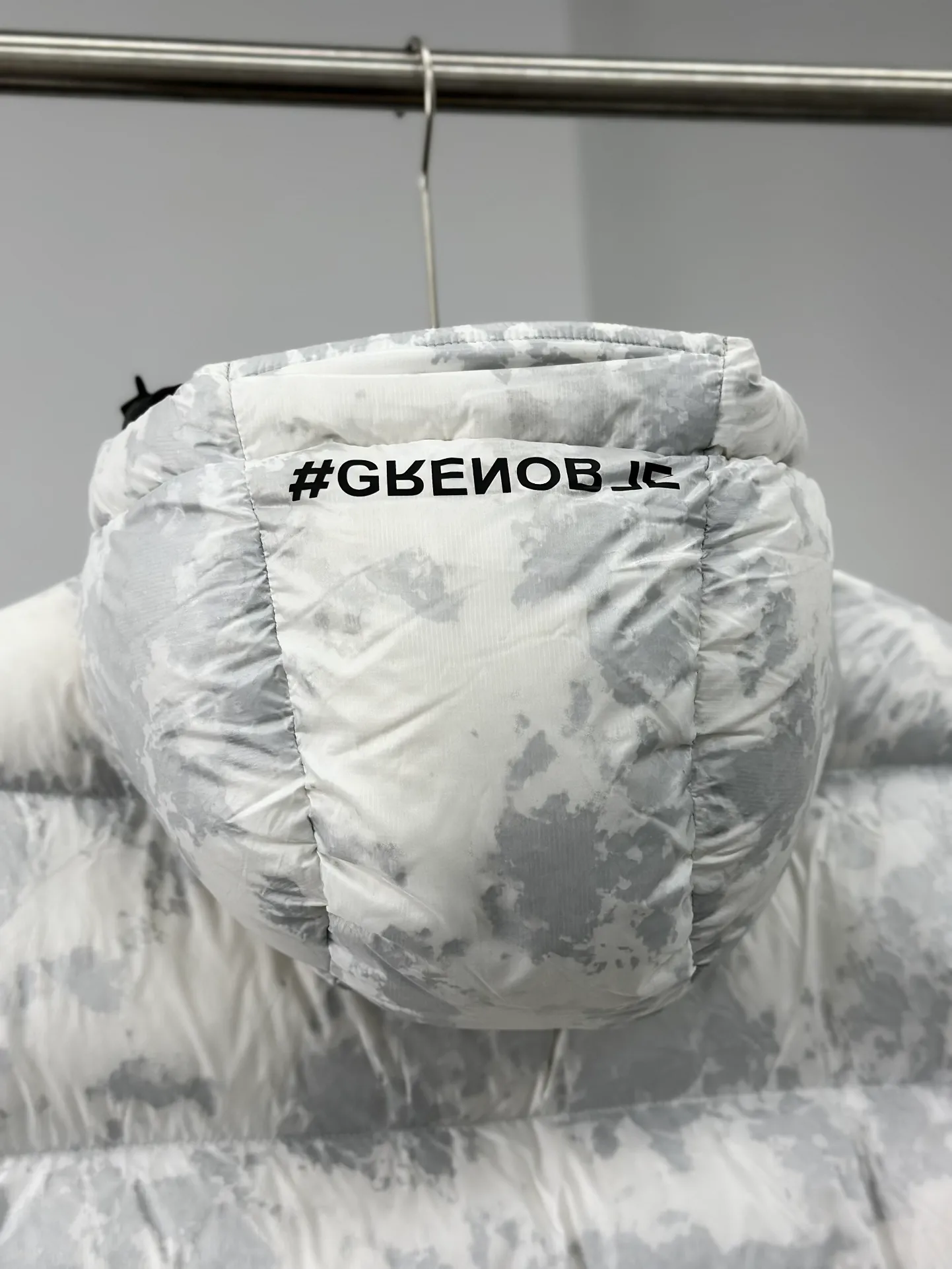 P1020 𝗠𝗼𝗻𝗰𝗹𝗲𝗿/Menggou GRENOBLE 22 Autumn Noussan Ski 🎿 Down Jacket Made of printed ripstop nylon fabric♥, the casual lines of the down jacket and the high-tech functions of the Moncler Grenoble series are perfectly integrated in Noussan❗, Noussan “Performance & Style” Down jackets combine a sporty, versatile look with high-tech details designed for mountain sports. Its waterproof zippers, comfortable hood and cuffs with neoprene wrist guards are performance features that ensure protection from rain and snow 💯. Size: 0-1-2-3 Color: white pattern