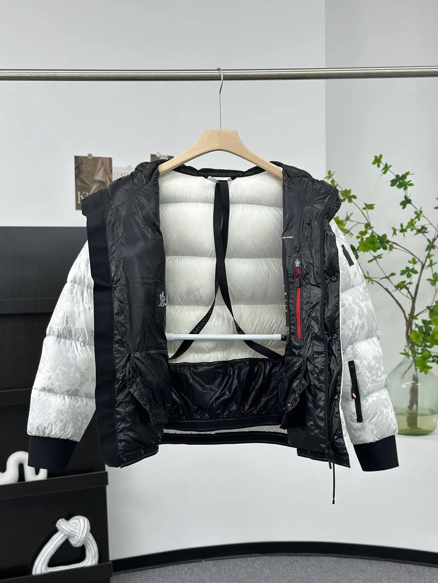 P1020 𝗠𝗼𝗻𝗰𝗹𝗲𝗿/Menggou GRENOBLE 22 Autumn Noussan Ski 🎿 Down Jacket Made of printed ripstop nylon fabric♥, the casual lines of the down jacket and the high-tech functions of the Moncler Grenoble series are perfectly integrated in Noussan❗, Noussan “Performance & Style” Down jackets combine a sporty, versatile look with high-tech details designed for mountain sports. Its waterproof zippers, comfortable hood and cuffs with neoprene wrist guards are performance features that ensure protection from rain and snow 💯. Size: 0-1-2-3 Color: white pattern