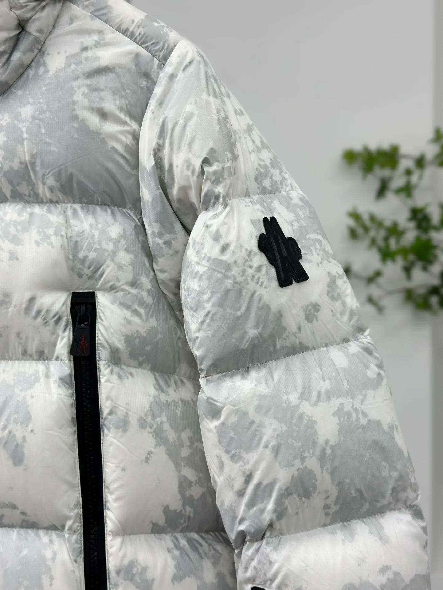 P1020 𝗠𝗼𝗻𝗰𝗹𝗲𝗿/Menggou GRENOBLE 22 Autumn Noussan Ski 🎿 Down Jacket Made of printed ripstop nylon fabric♥, the casual lines of the down jacket and the high-tech functions of the Moncler Grenoble series are perfectly integrated in Noussan❗, Noussan “Performance & Style” Down jackets combine a sporty, versatile look with high-tech details designed for mountain sports. Its waterproof zippers, comfortable hood and cuffs with neoprene wrist guards are performance features that ensure protection from rain and snow 💯. Size: 0-1-2-3 Color: white pattern