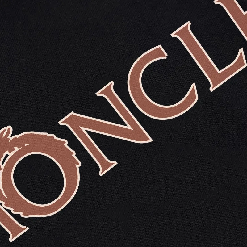 P240 Recommend the most popular Moncler masked 380g printed terry crew neck sweatshirt. Breathable pure cotton fabric. The texture is very soft and comfortable. No shrinkage, no deformation, no pilling). Original customized accessories. Collar label. Wash mark. Hang tag. Packaging (perfect details). Color: White. Black. Size: XS S M L.