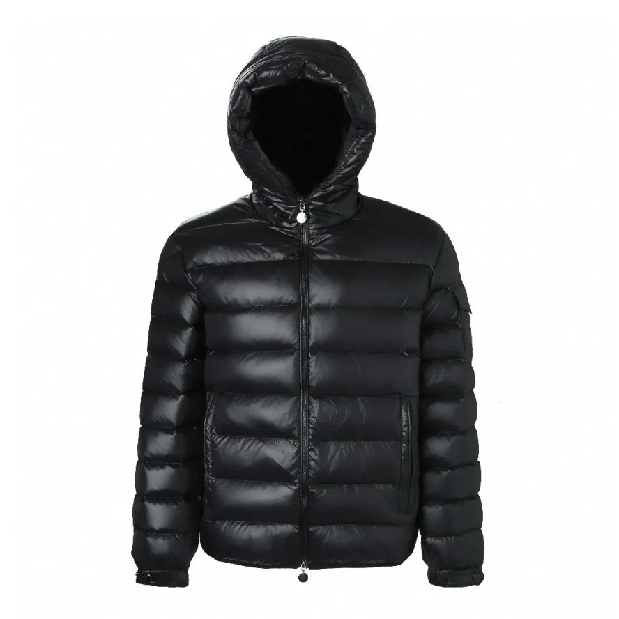 P910 [Exclusive supply] Moncler hooded brim quilted embroidered down jacket (black). The high-quality filling is made of 90 selected white duck down, with a weight of 210g, ensuring fast fluffy rebound, lightness and warmth. The fabric is made of longue saison fabric made of high-count polyamide fiber, which is famous for its excellent tensile strength and lightness. Its good flexibility makes the fabric less prone to wrinkles and keeps it crisp and stylish for a long time. The tight weave effectively blocks the invasion of cold wind and locks in the warm air generated by the down layer. The high-density nylon surface forms a certain lotus leaf effect, making it difficult for small water droplets to penetrate, keeping the interior dry and effectively extending the service life of the down. The lining is made of ultra-fine denier woven high-density lining, with a thickness of 0.08mm to avoid increasing the overall weight and making it smooth to wear. The high-density woven structure forms a wind resistance layer to protect the thermal efficiency of the thermal layer from loss. It can also withstand the expansion pressure of down and prevent deformation and damage after long-term use. The quilted letter logo on the brim uses contour quilting technology. The stitches are routed along the edge of the set outline, and the filler is compressed inside the letter graphic, so that the logo is three-dimensional and the pattern is clear. Size:1-2-3-3