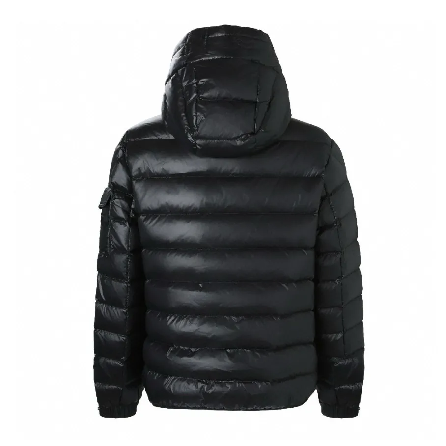 P910 [Exclusive supply] Moncler hooded brim quilted embroidered down jacket (black). The high-quality filling is made of 90 selected white duck down, with a weight of 210g, ensuring fast fluffy rebound, lightness and warmth. The fabric is made of longue saison fabric made of high-count polyamide fiber, which is famous for its excellent tensile strength and lightness. Its good flexibility makes the fabric less prone to wrinkles and keeps it crisp and stylish for a long time. The tight weave effectively blocks the invasion of cold wind and locks in the warm air generated by the down layer. The high-density nylon surface forms a certain lotus leaf effect, making it difficult for small water droplets to penetrate, keeping the interior dry and effectively extending the service life of the down. The lining is made of ultra-fine denier woven high-density lining, with a thickness of 0.08mm to avoid increasing the overall weight and making it smooth to wear. The high-density woven structure forms a wind resistance layer to protect the thermal efficiency of the thermal layer from loss. It can also withstand the expansion pressure of down and prevent deformation and damage after long-term use. The quilted letter logo on the brim uses contour quilting technology. The stitches are routed along the edge of the set outline, and the filler is compressed inside the letter graphic, so that the logo is three-dimensional and the pattern is clear. Size:1-2-3-3