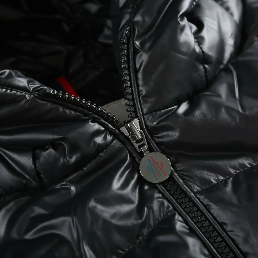 P910 [Exclusive supply] Moncler hooded brim quilted embroidered down jacket (black). The high-quality filling is made of 90 selected white duck down, with a weight of 210g, ensuring fast fluffy rebound, lightness and warmth. The fabric is made of longue saison fabric made of high-count polyamide fiber, which is famous for its excellent tensile strength and lightness. Its good flexibility makes the fabric less prone to wrinkles and keeps it crisp and stylish for a long time. The tight weave effectively blocks the invasion of cold wind and locks in the warm air generated by the down layer. The high-density nylon surface forms a certain lotus leaf effect, making it difficult for small water droplets to penetrate, keeping the interior dry and effectively extending the service life of the down. The lining is made of ultra-fine denier woven high-density lining, with a thickness of 0.08mm to avoid increasing the overall weight and making it smooth to wear. The high-density woven structure forms a wind resistance layer to protect the thermal efficiency of the thermal layer from loss. It can also withstand the expansion pressure of down and prevent deformation and damage after long-term use. The quilted letter logo on the brim uses contour quilting technology. The stitches are routed along the edge of the set outline, and the filler is compressed inside the letter graphic, so that the logo is three-dimensional and the pattern is clear. Size:1-2-3-3