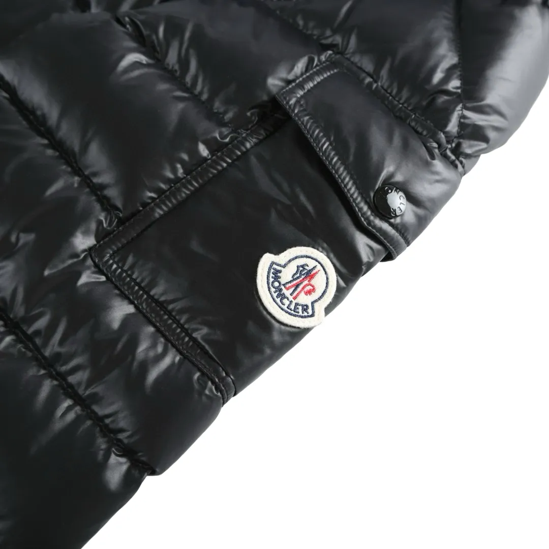P910 [Exclusive supply] Moncler hooded brim quilted embroidered down jacket (black). The high-quality filling is made of 90 selected white duck down, with a weight of 210g, ensuring fast fluffy rebound, lightness and warmth. The fabric is made of longue saison fabric made of high-count polyamide fiber, which is famous for its excellent tensile strength and lightness. Its good flexibility makes the fabric less prone to wrinkles and keeps it crisp and stylish for a long time. The tight weave effectively blocks the invasion of cold wind and locks in the warm air generated by the down layer. The high-density nylon surface forms a certain lotus leaf effect, making it difficult for small water droplets to penetrate, keeping the interior dry and effectively extending the service life of the down. The lining is made of ultra-fine denier woven high-density lining, with a thickness of 0.08mm to avoid increasing the overall weight and making it smooth to wear. The high-density woven structure forms a wind resistance layer to protect the thermal efficiency of the thermal layer from loss. It can also withstand the expansion pressure of down and prevent deformation and damage after long-term use. The quilted letter logo on the brim uses contour quilting technology. The stitches are routed along the edge of the set outline, and the filler is compressed inside the letter graphic, so that the logo is three-dimensional and the pattern is clear. Size:1-2-3-3