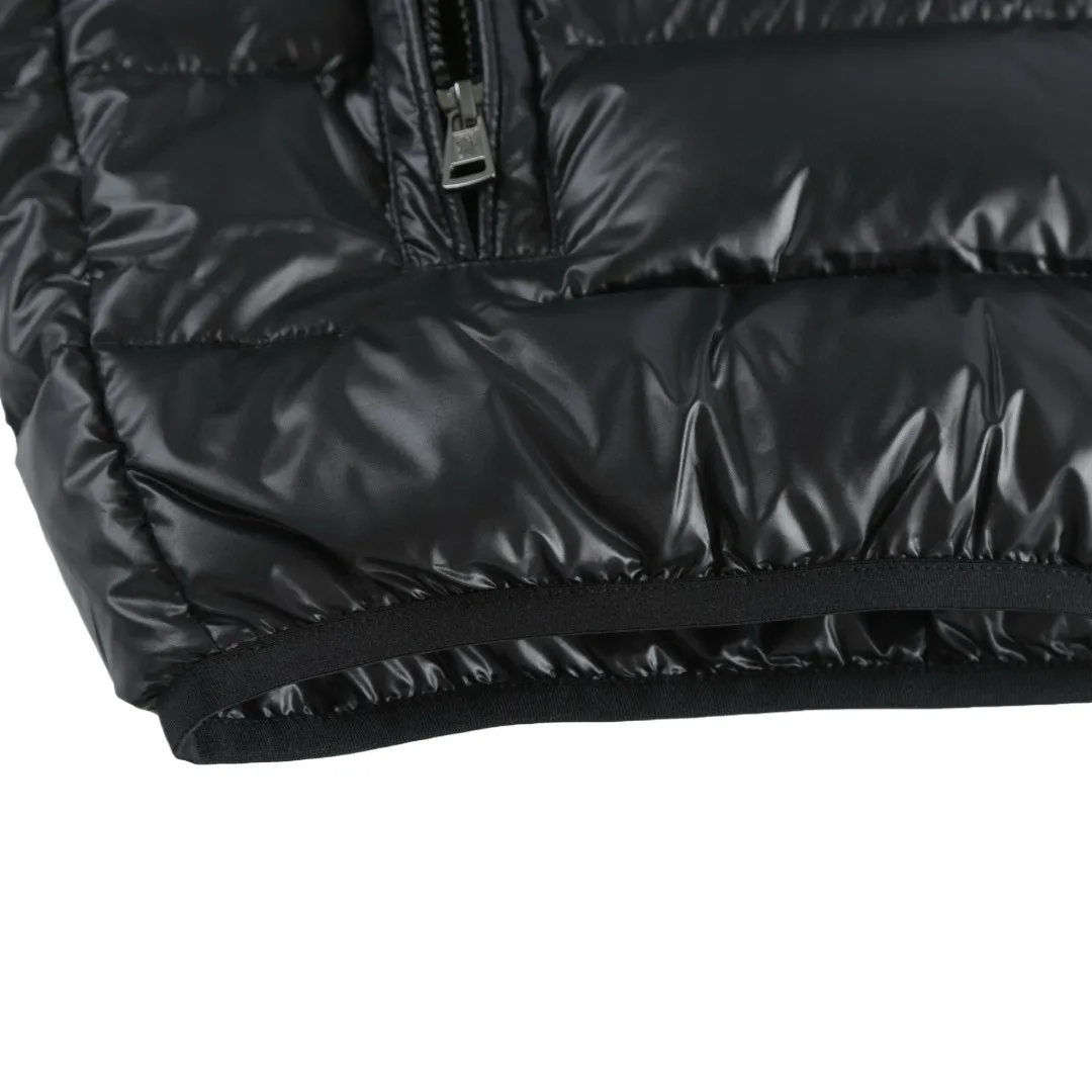 P910 [Exclusive supply] Moncler hooded brim quilted embroidered down jacket (black). The high-quality filling is made of 90 selected white duck down, with a weight of 210g, ensuring fast fluffy rebound, lightness and warmth. The fabric is made of longue saison fabric made of high-count polyamide fiber, which is famous for its excellent tensile strength and lightness. Its good flexibility makes the fabric less prone to wrinkles and keeps it crisp and stylish for a long time. The tight weave effectively blocks the invasion of cold wind and locks in the warm air generated by the down layer. The high-density nylon surface forms a certain lotus leaf effect, making it difficult for small water droplets to penetrate, keeping the interior dry and effectively extending the service life of the down. The lining is made of ultra-fine denier woven high-density lining, with a thickness of 0.08mm to avoid increasing the overall weight and making it smooth to wear. The high-density woven structure forms a wind resistance layer to protect the thermal efficiency of the thermal layer from loss. It can also withstand the expansion pressure of down and prevent deformation and damage after long-term use. The quilted letter logo on the brim uses contour quilting technology. The stitches are routed along the edge of the set outline, and the filler is compressed inside the letter graphic, so that the logo is three-dimensional and the pattern is clear. Size:1-2-3-3