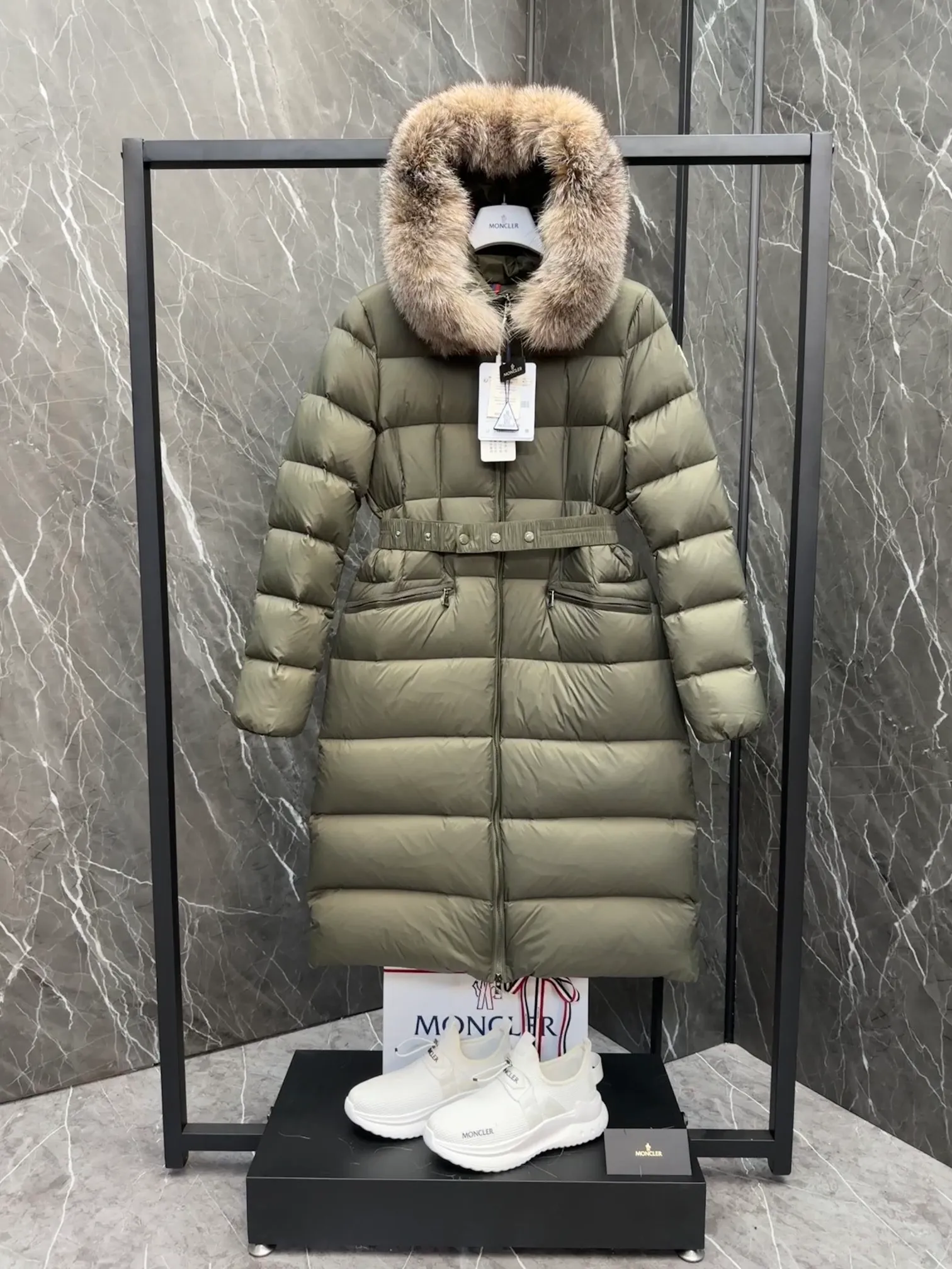 P1100 New Down ⬆️Moncler 2025 New Colors Boed Women's Long Down Jacket Jacket Boedic women's down jacket is made of longue saison fabric, embellished with fur trim, providing warm care. (⚠️Fox fur collar imported from Finland, of course the fur collar needs to be larger to look good) The Boed down jacket has a soft silhouette design and is equipped with a delicate belt to create a sophisticated and elegant winter look. Made of longue saison fabric with wool trim on the hood. Details •Made from longue saison fabric •Longue saison lining •Filled with down •Hood with removable fleece trim •Two-way zipper closure •Elasticated waistband with patented snap buttons •Zip closure lateral pockets with grosgrain piping •Adjustable elastic cuffs Size: 1-4 Women's