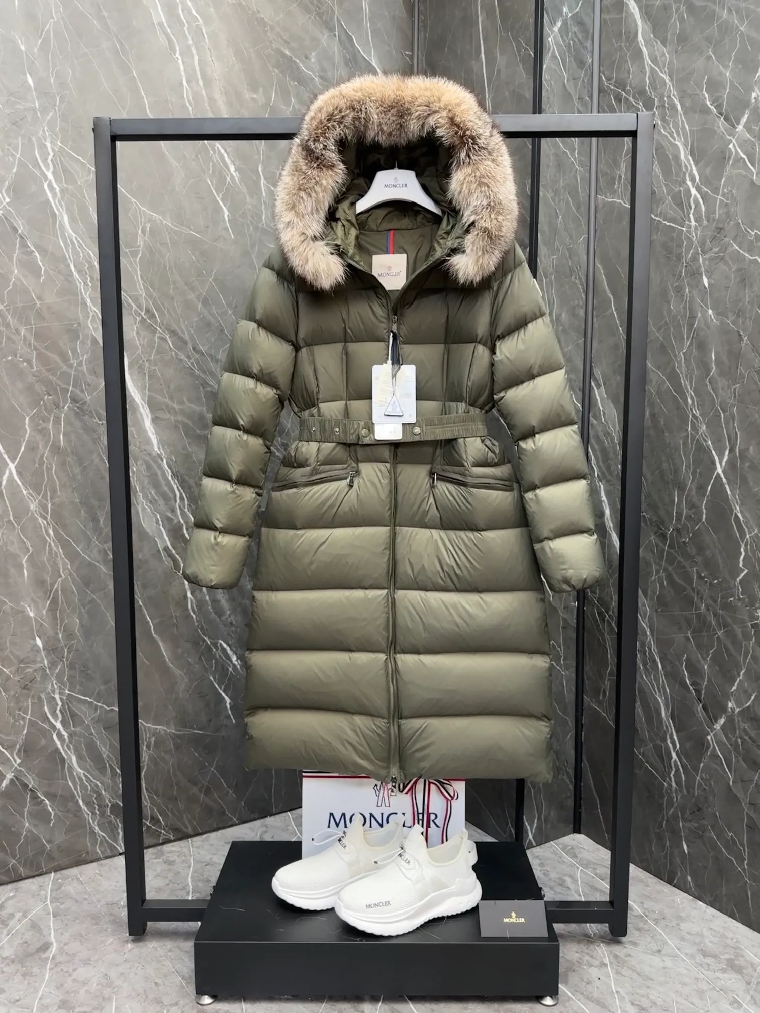 P1100 New Down ⬆️Moncler 2025 New Colors Boed Women's Long Down Jacket Jacket Boedic women's down jacket is made of longue saison fabric, embellished with fur trim, providing warm care. (⚠️Fox fur collar imported from Finland, of course the fur collar needs to be larger to look good) The Boed down jacket has a soft silhouette design and is equipped with a delicate belt to create a sophisticated and elegant winter look. Made of longue saison fabric with wool trim on the hood. Details •Made from longue saison fabric •Longue saison lining •Filled with down •Hood with removable fleece trim •Two-way zipper closure •Elasticated waistband with patented snap buttons •Zip closure lateral pockets with grosgrain piping •Adjustable elastic cuffs Size: 1-4 Women's