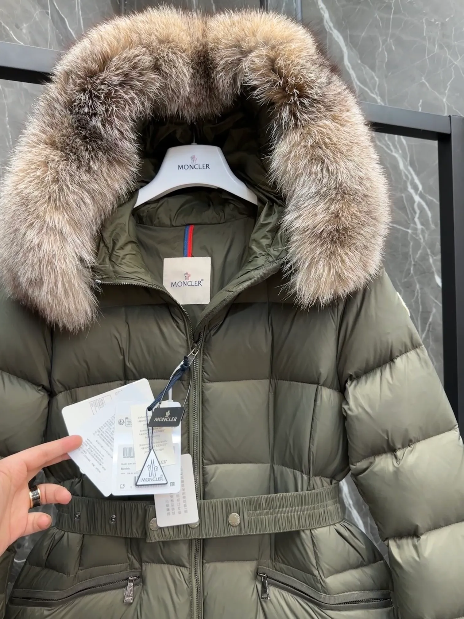 P1100 New Down ⬆️Moncler 2025 New Colors Boed Women's Long Down Jacket Jacket Boedic women's down jacket is made of longue saison fabric, embellished with fur trim, providing warm care. (⚠️Fox fur collar imported from Finland, of course the fur collar needs to be larger to look good) The Boed down jacket has a soft silhouette design and is equipped with a delicate belt to create a sophisticated and elegant winter look. Made of longue saison fabric with wool trim on the hood. Details •Made from longue saison fabric •Longue saison lining •Filled with down •Hood with removable fleece trim •Two-way zipper closure •Elasticated waistband with patented snap buttons •Zip closure lateral pockets with grosgrain piping •Adjustable elastic cuffs Size: 1-4 Women's