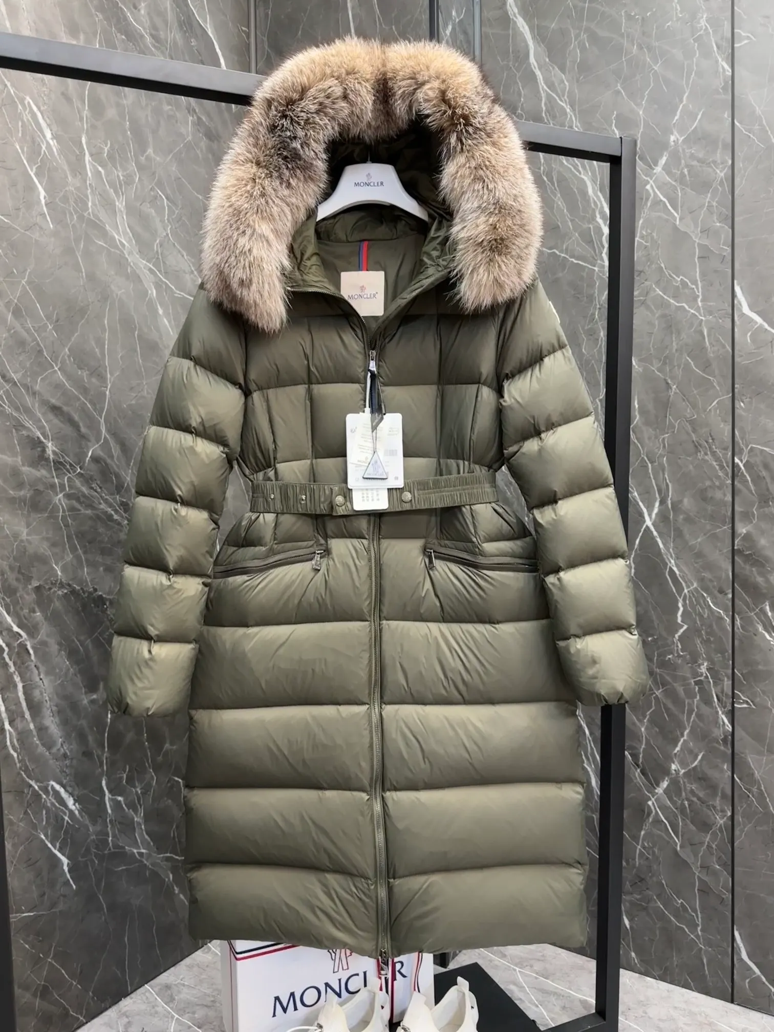P1100 New Down ⬆️Moncler 2025 New Colors Boed Women's Long Down Jacket Jacket Boedic women's down jacket is made of longue saison fabric, embellished with fur trim, providing warm care. (⚠️Fox fur collar imported from Finland, of course the fur collar needs to be larger to look good) The Boed down jacket has a soft silhouette design and is equipped with a delicate belt to create a sophisticated and elegant winter look. Made of longue saison fabric with wool trim on the hood. Details •Made from longue saison fabric •Longue saison lining •Filled with down •Hood with removable fleece trim •Two-way zipper closure •Elasticated waistband with patented snap buttons •Zip closure lateral pockets with grosgrain piping •Adjustable elastic cuffs Size: 1-4 Women's