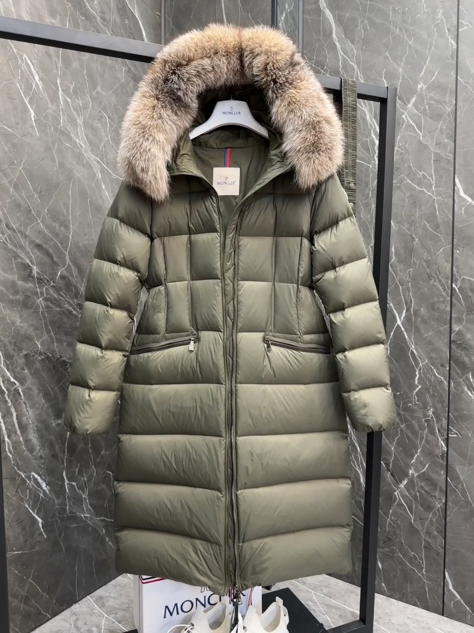 P1100 New Down ⬆️Moncler 2025 New Colors Boed Women's Long Down Jacket Jacket Boedic women's down jacket is made of longue saison fabric, embellished with fur trim, providing warm care. (⚠️Fox fur collar imported from Finland, of course the fur collar needs to be larger to look good) The Boed down jacket has a soft silhouette design and is equipped with a delicate belt to create a sophisticated and elegant winter look. Made of longue saison fabric with wool trim on the hood. Details •Made from longue saison fabric •Longue saison lining •Filled with down •Hood with removable fleece trim •Two-way zipper closure •Elasticated waistband with patented snap buttons •Zip closure lateral pockets with grosgrain piping •Adjustable elastic cuffs Size: 1-4 Women's
