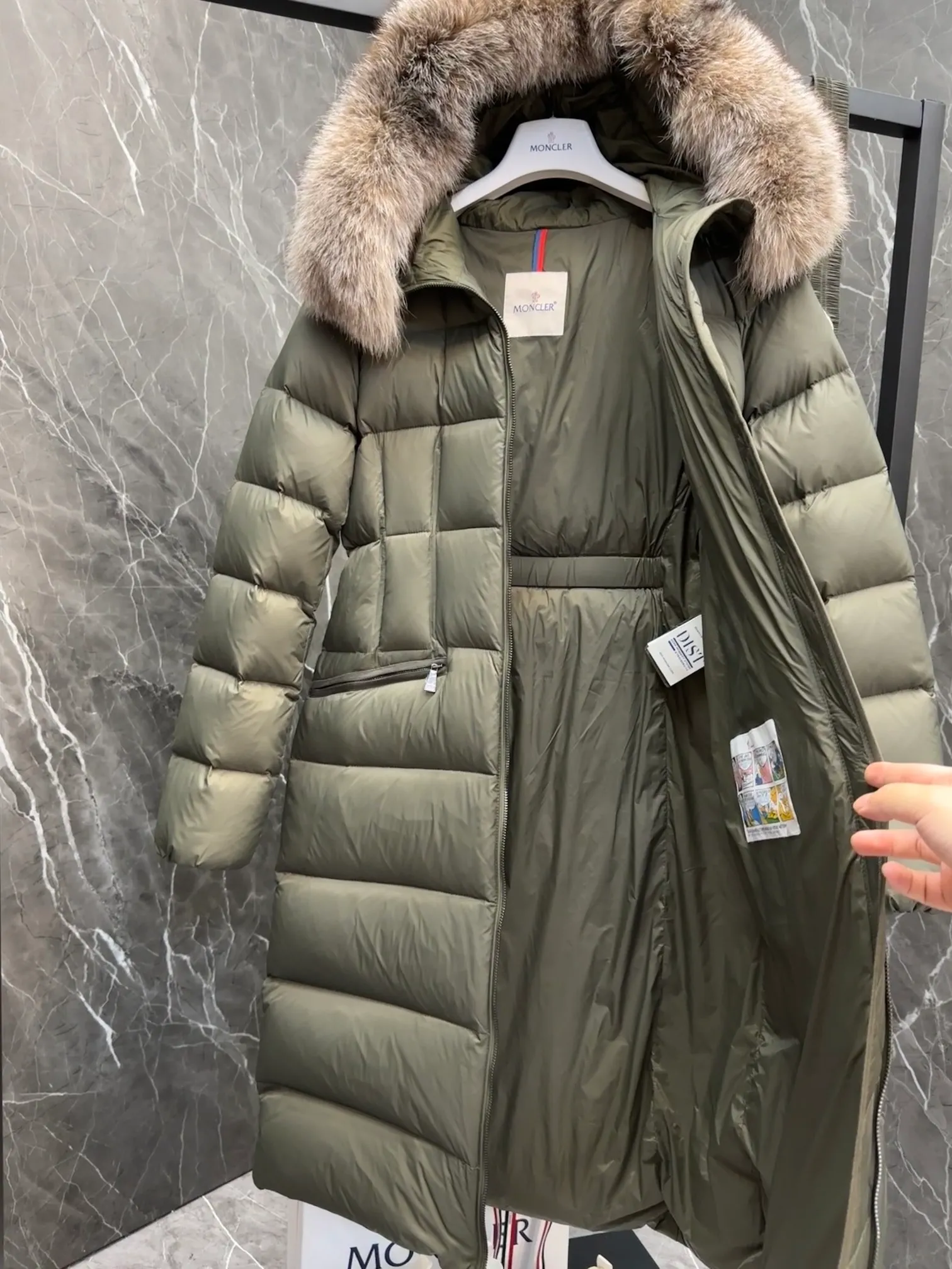 P1100 New Down ⬆️Moncler 2025 New Colors Boed Women's Long Down Jacket Jacket Boedic women's down jacket is made of longue saison fabric, embellished with fur trim, providing warm care. (⚠️Fox fur collar imported from Finland, of course the fur collar needs to be larger to look good) The Boed down jacket has a soft silhouette design and is equipped with a delicate belt to create a sophisticated and elegant winter look. Made of longue saison fabric with wool trim on the hood. Details •Made from longue saison fabric •Longue saison lining •Filled with down •Hood with removable fleece trim •Two-way zipper closure •Elasticated waistband with patented snap buttons •Zip closure lateral pockets with grosgrain piping •Adjustable elastic cuffs Size: 1-4 Women's