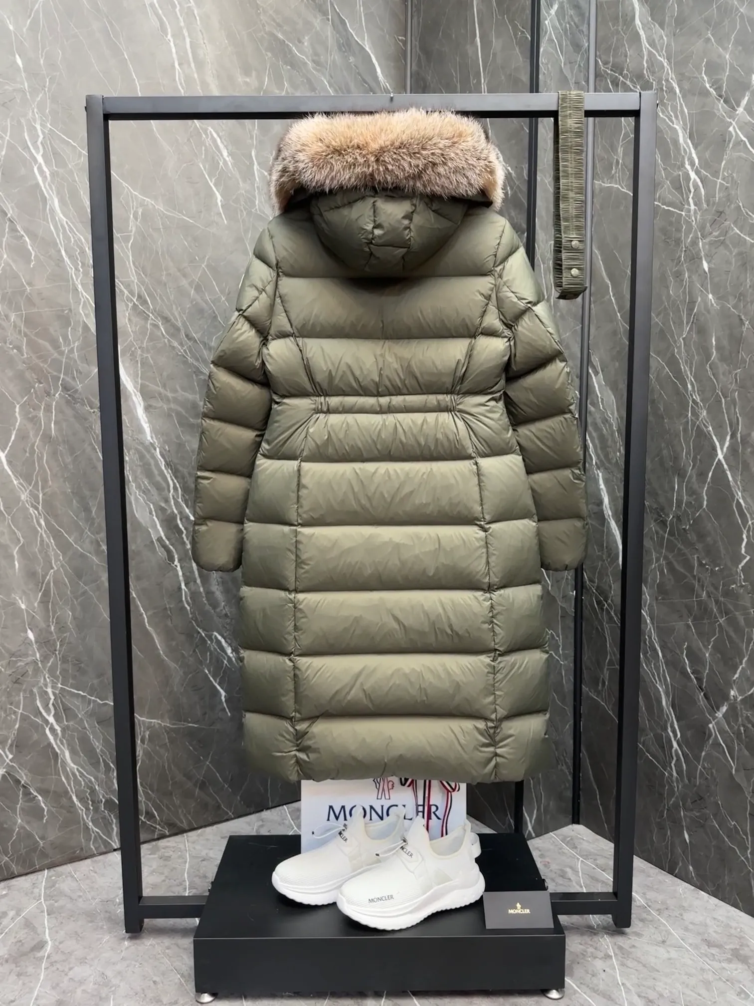 P1100 New Down ⬆️Moncler 2025 New Colors Boed Women's Long Down Jacket Jacket Boedic women's down jacket is made of longue saison fabric, embellished with fur trim, providing warm care. (⚠️Fox fur collar imported from Finland, of course the fur collar needs to be larger to look good) The Boed down jacket has a soft silhouette design and is equipped with a delicate belt to create a sophisticated and elegant winter look. Made of longue saison fabric with wool trim on the hood. Details •Made from longue saison fabric •Longue saison lining •Filled with down •Hood with removable fleece trim •Two-way zipper closure •Elasticated waistband with patented snap buttons •Zip closure lateral pockets with grosgrain piping •Adjustable elastic cuffs Size: 1-4 Women's