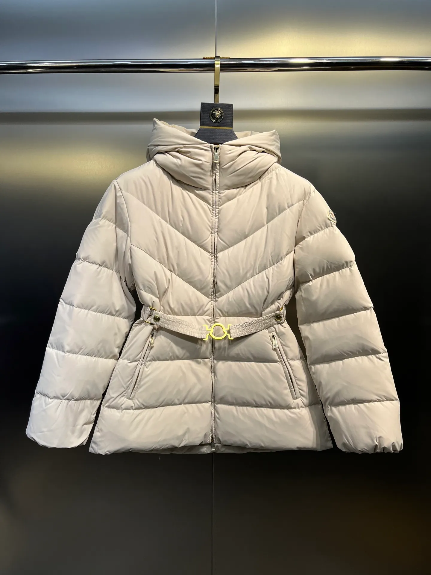 P880 Moncler 🌟25 new autumn and winter style BROSSE short hooded V-stitched design with waist slimming belt, down jacket girdle design, super slim V-shaped line, visually slimming temperament, with logo belt buckle, fashionable, matte fabric, high-end atmosphere, comfortable and warm upper body, zipper resin zipper, special craftsmanship, hardware puller, belt buckle sticker protection, exquisite details, moderate thickness of overall clothes, not bloated. Color: Beige Black Size: 0-1-2-3