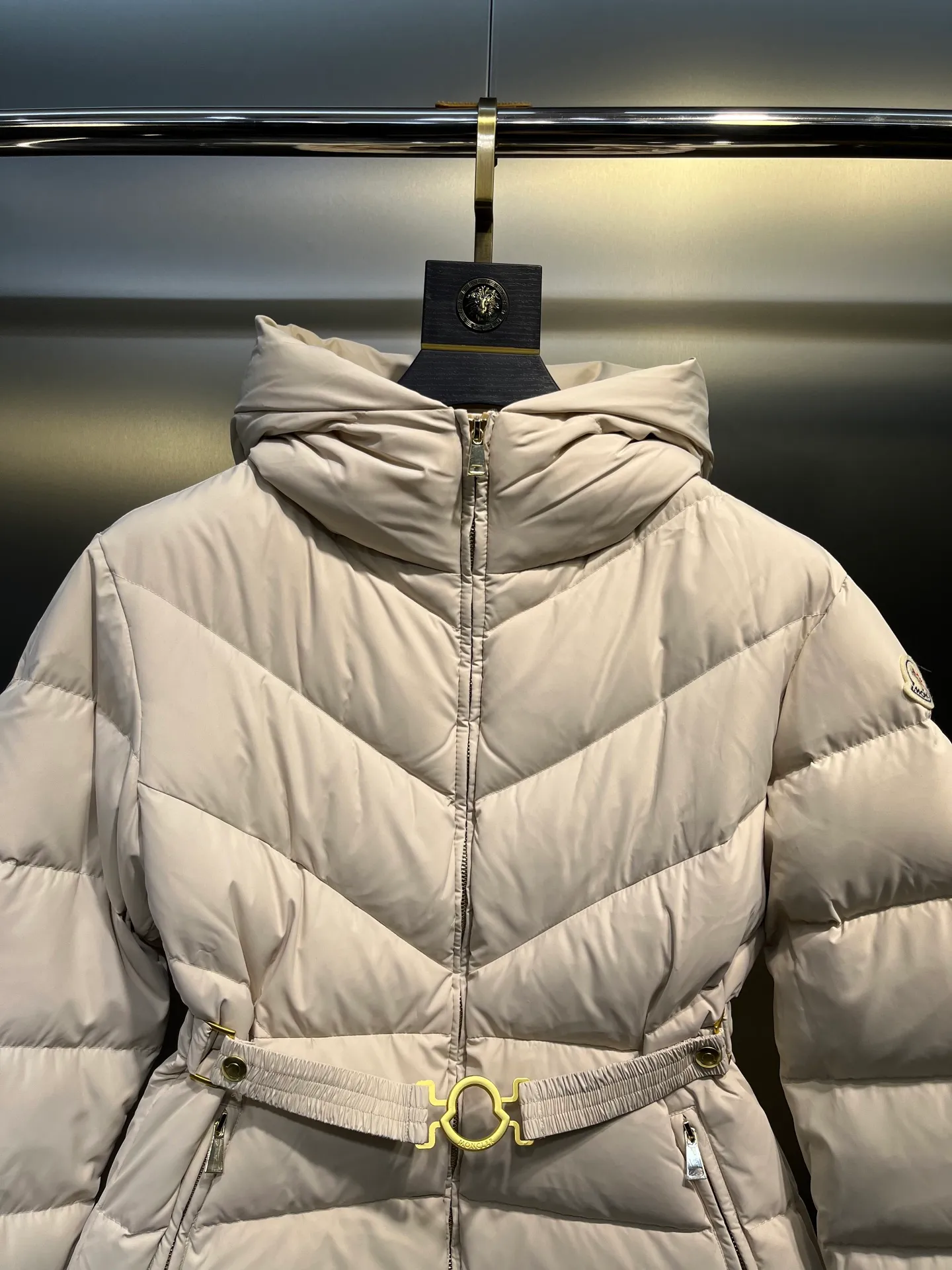 P880 Moncler 🌟25 new autumn and winter style BROSSE short hooded V-stitched design with waist slimming belt, down jacket girdle design, super slim V-shaped line, visually slimming temperament, with logo belt buckle, fashionable, matte fabric, high-end atmosphere, comfortable and warm upper body, zipper resin zipper, special craftsmanship, hardware puller, belt buckle sticker protection, exquisite details, moderate thickness of overall clothes, not bloated. Color: Beige Black Size: 0-1-2-3